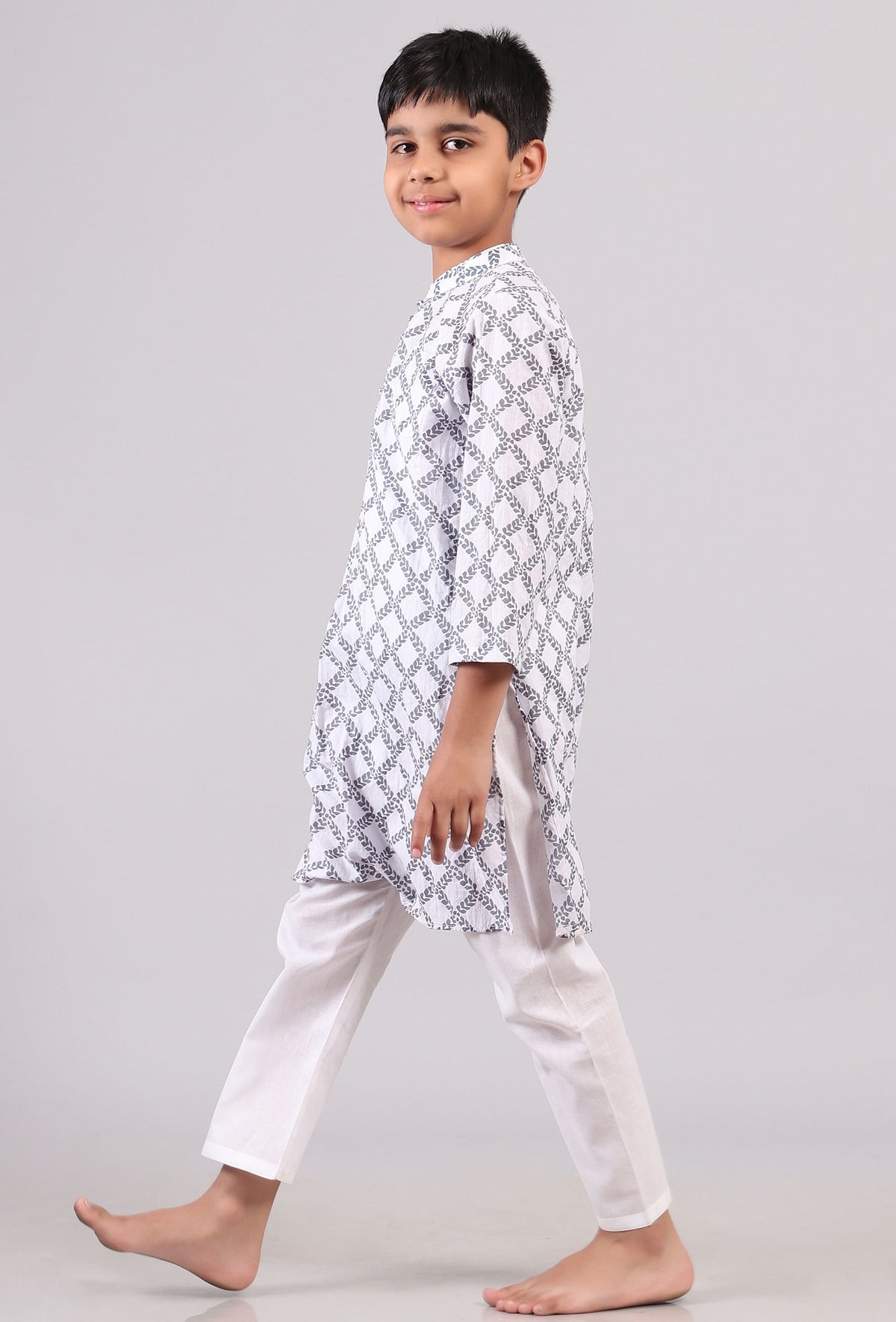 Set of 2: White and Blue Hand Block Print Kurta Pyjama Set サイズ 8〜9歳