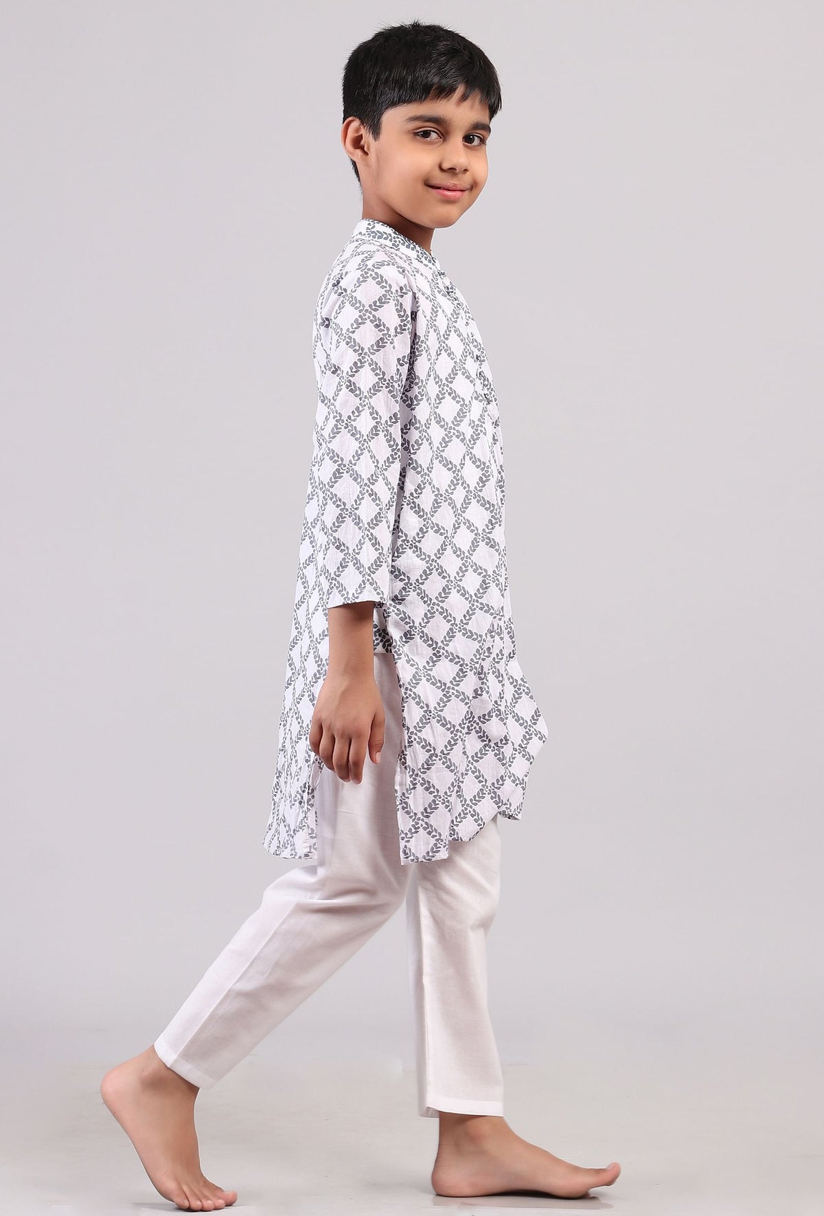 Set of 2: White and Blue Hand Block Print Kurta Pyjama Set サイズ 6〜7歳
