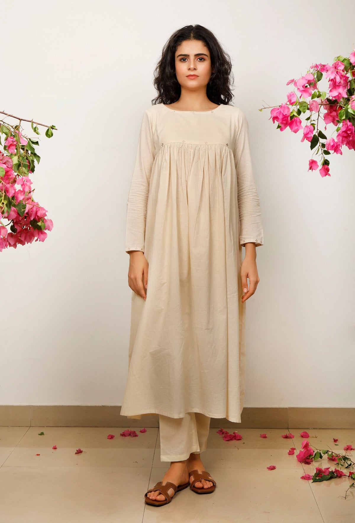 Set of 2: Beige Gathered Flared Cotton Embroidery Detailing Kurta with Beige Cotton Straight Pants サイズ XS