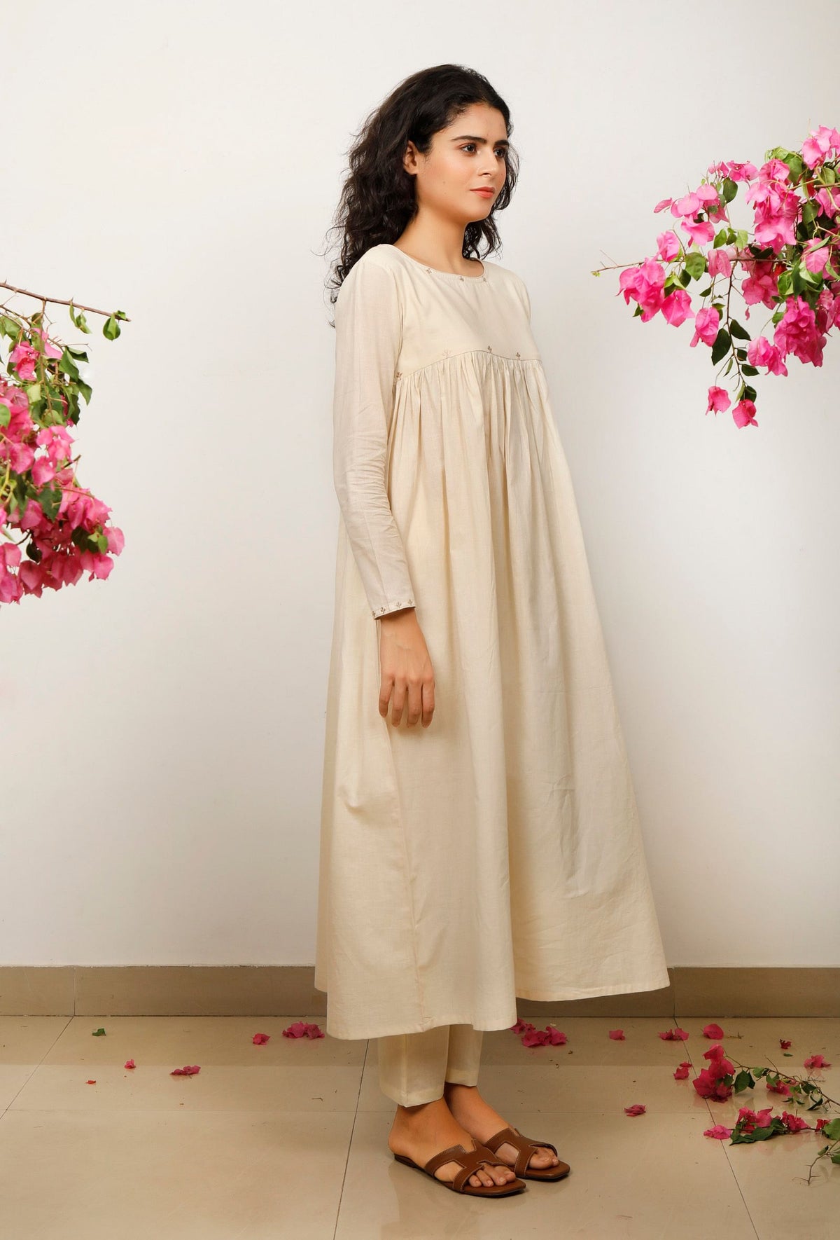 Set of 2: Beige Gathered Flared Cotton Embroidery Detailing Kurta with Beige Cotton Straight Pants サイズ XS