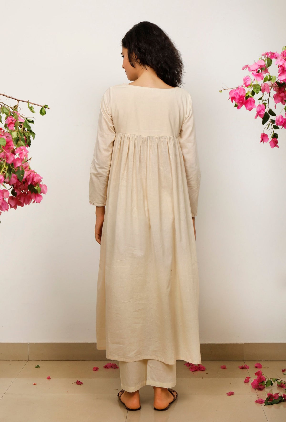 Set of 2: Beige Gathered Flared Cotton Embroidery Detailing Kurta with Beige Cotton Straight Pants サイズ XS