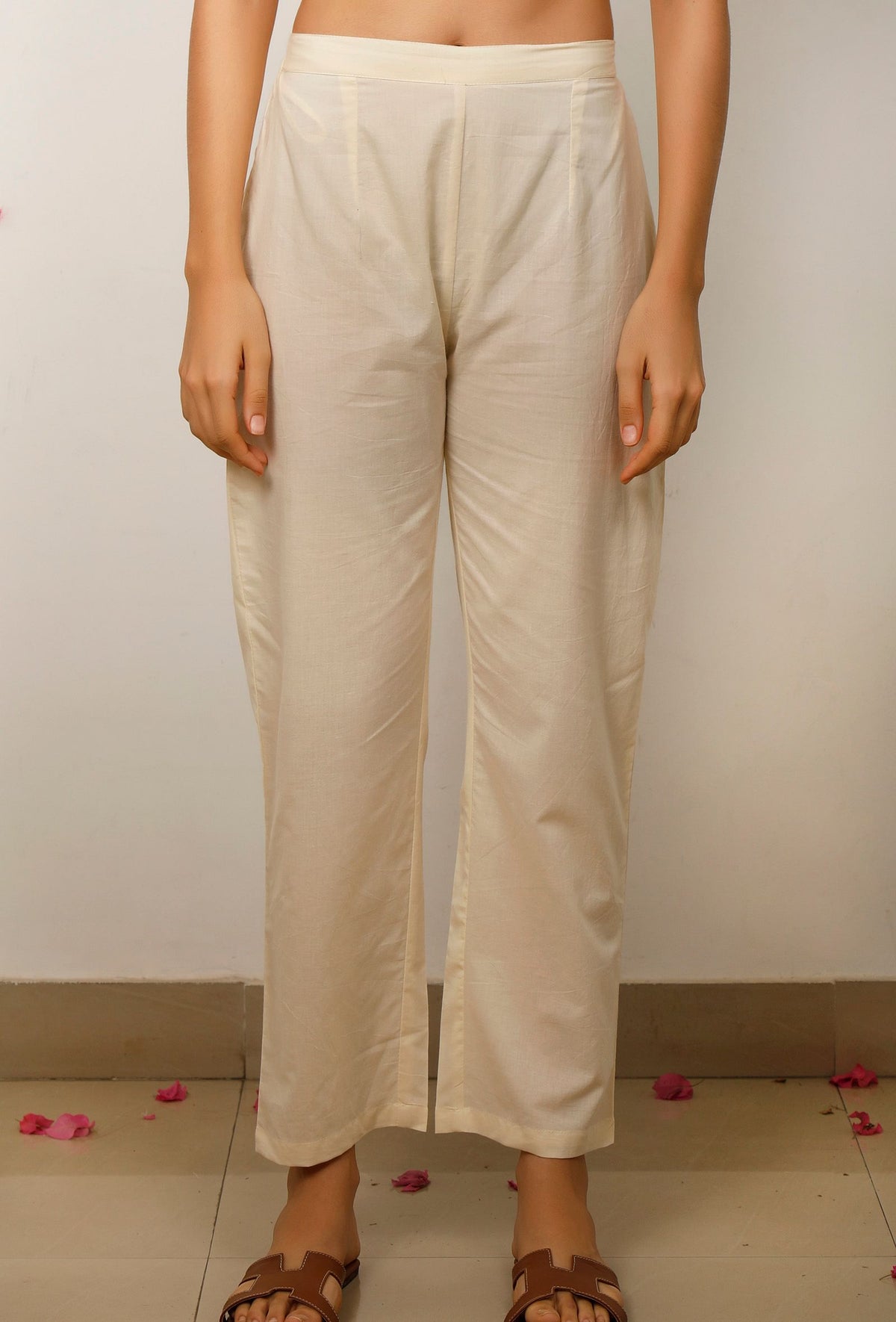 Set of 2: Beige Gathered Flared Cotton Embroidery Detailing Kurta with Beige Cotton Straight Pants サイズ XS