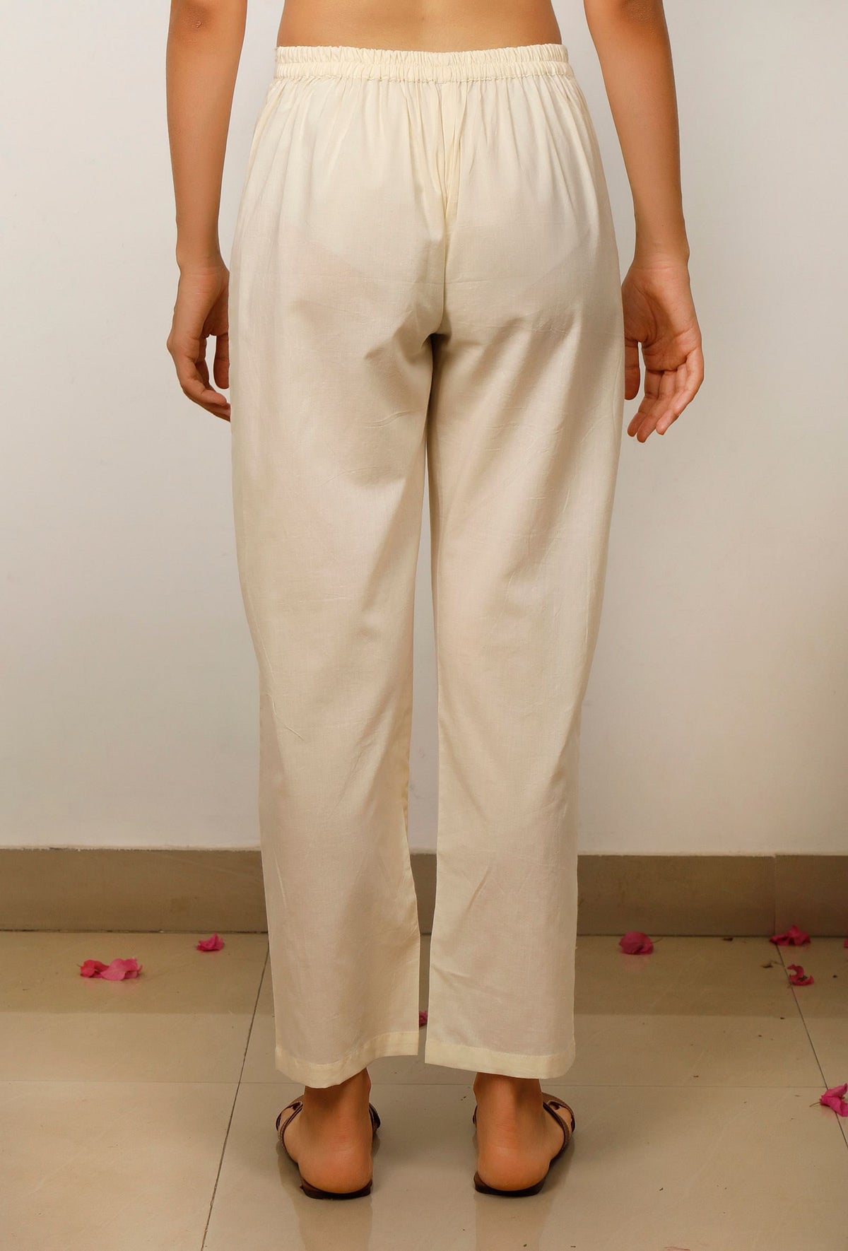Set of 2: Beige Gathered Flared Cotton Embroidery Detailing Kurta with Beige Cotton Straight Pants サイズ XS