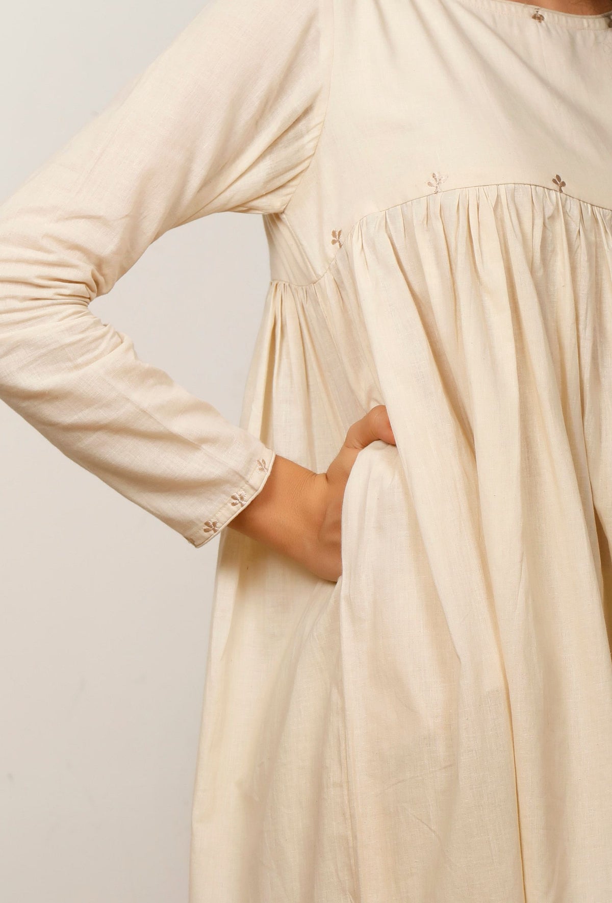 Set of 2: Beige Gathered Flared Cotton Embroidery Detailing Kurta with Beige Cotton Straight Pants サイズ XS