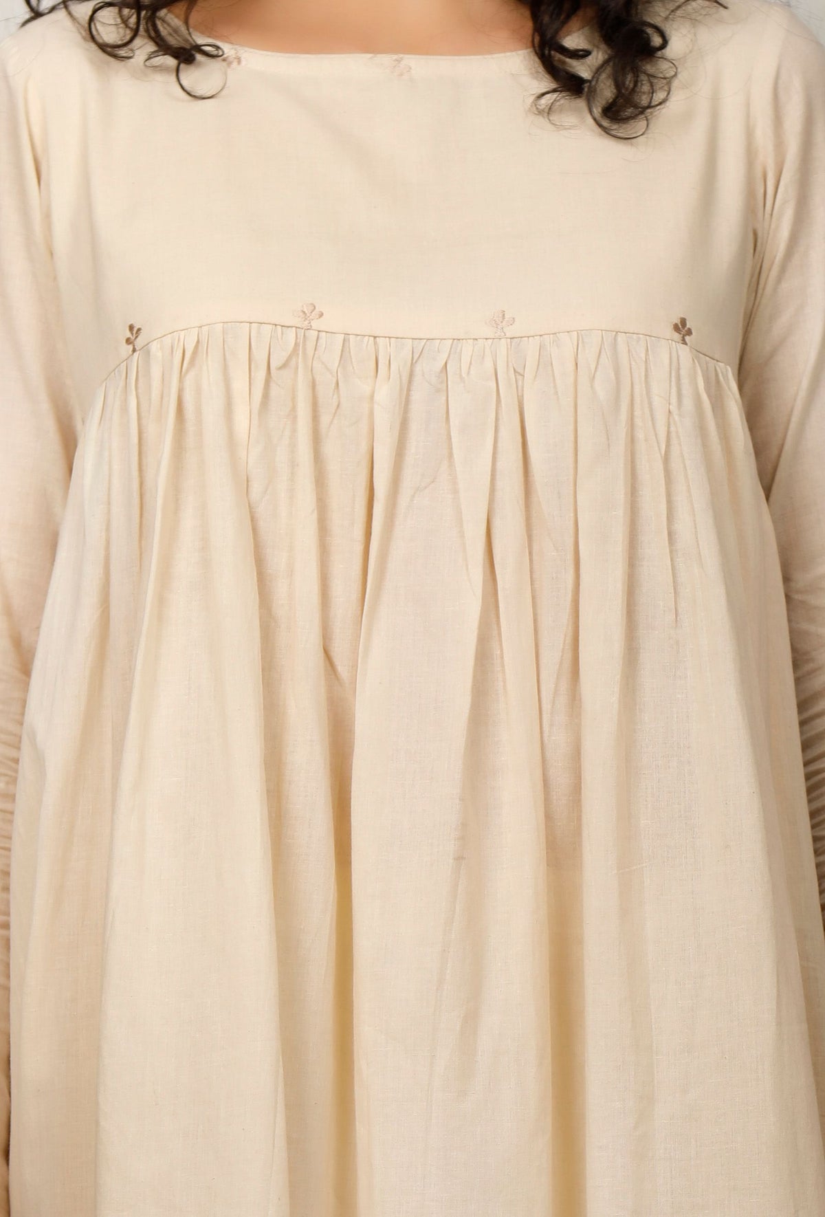 Set of 2: Beige Gathered Flared Cotton Embroidery Detailing Kurta with Beige Cotton Straight Pants サイズ XS