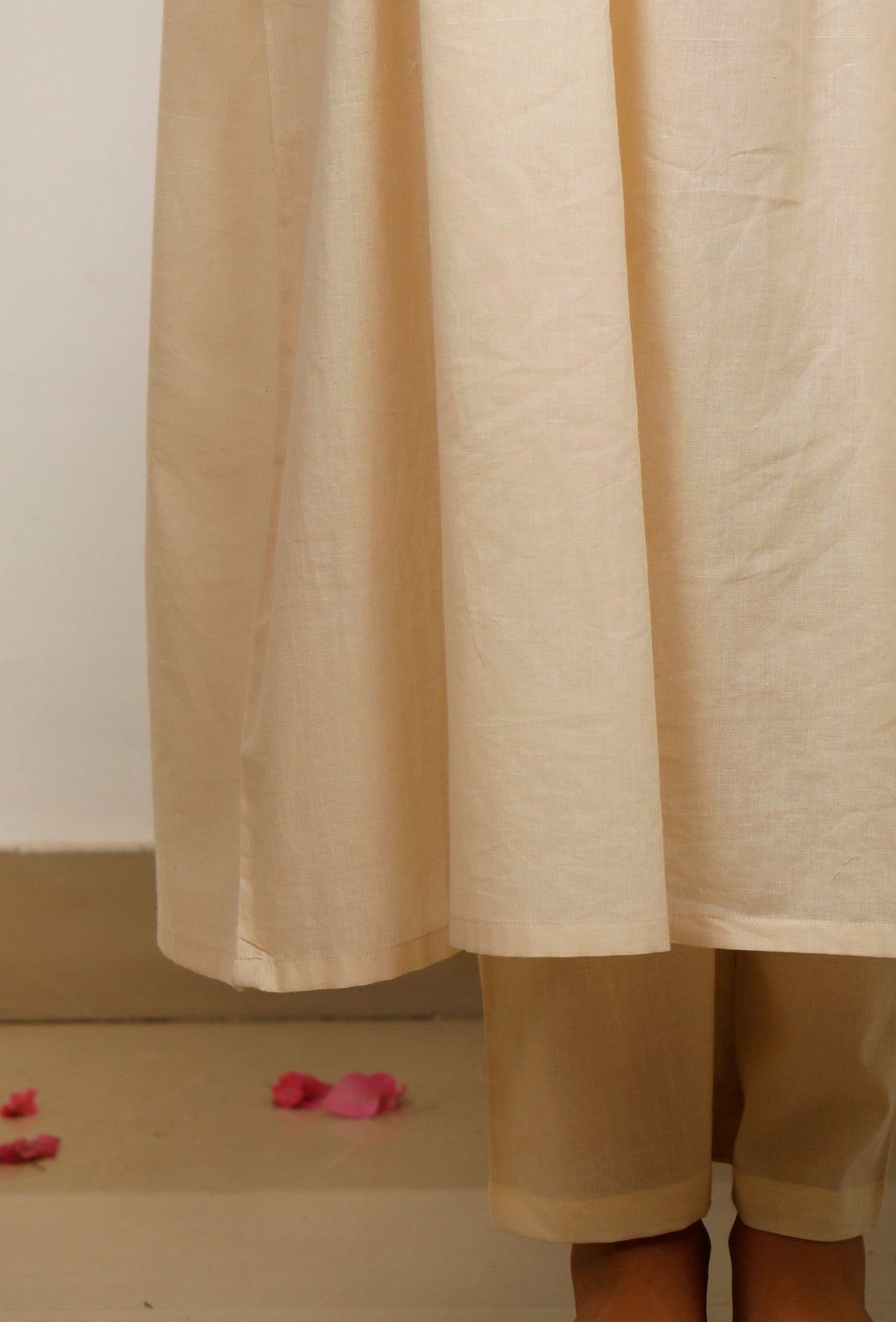 Set of 2: Beige Gathered Flared Cotton Embroidery Detailing Kurta with Beige Cotton Straight Pants サイズ XS