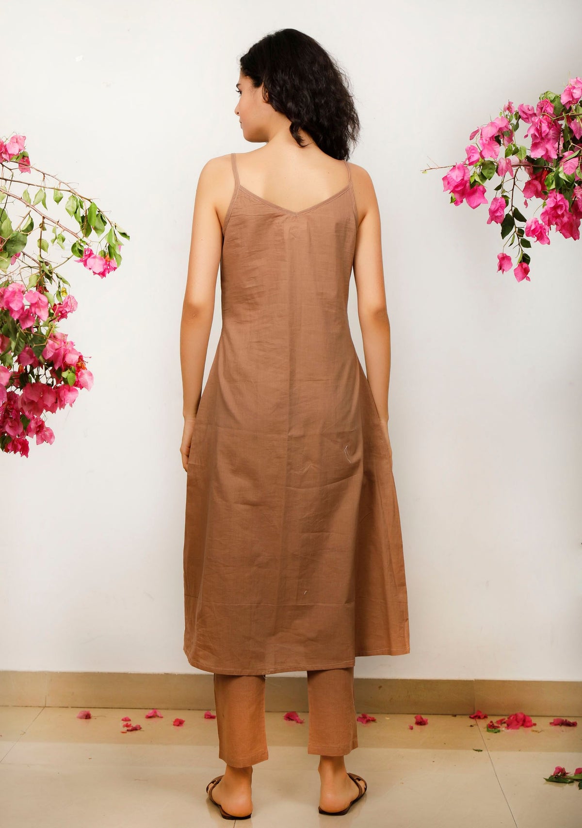 Set of 3: Brown Cotton Slip Kurta with Brown Kota Dupatta and Brown Straight Cotton Pants サイズ M