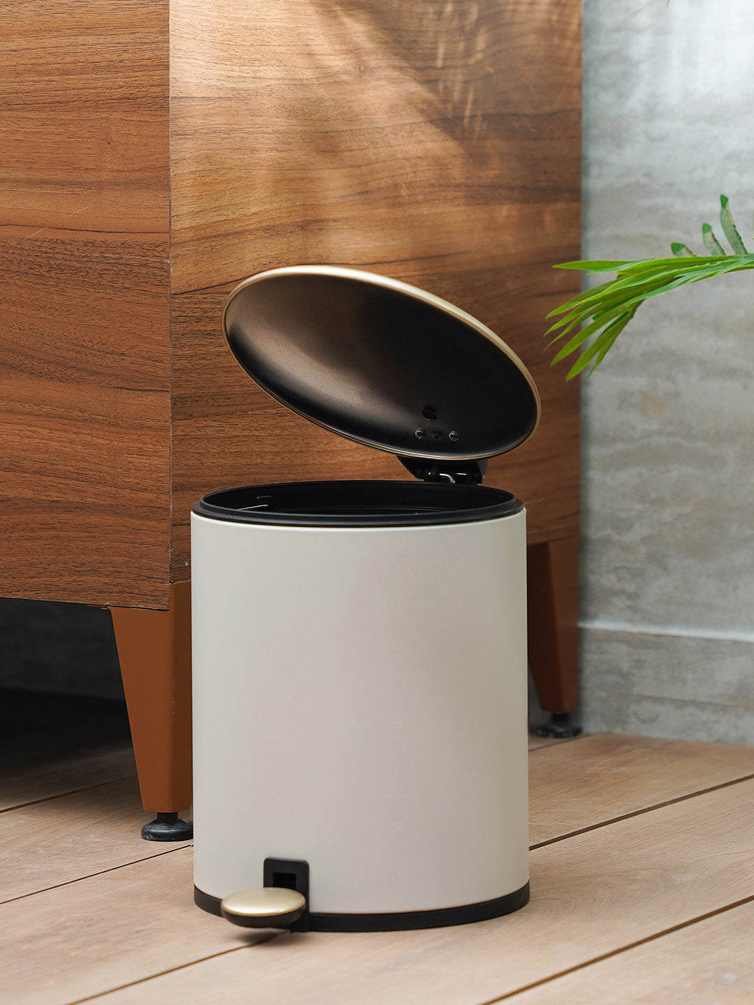 White Iron Pedal Circular Dustbin with Lid - Large