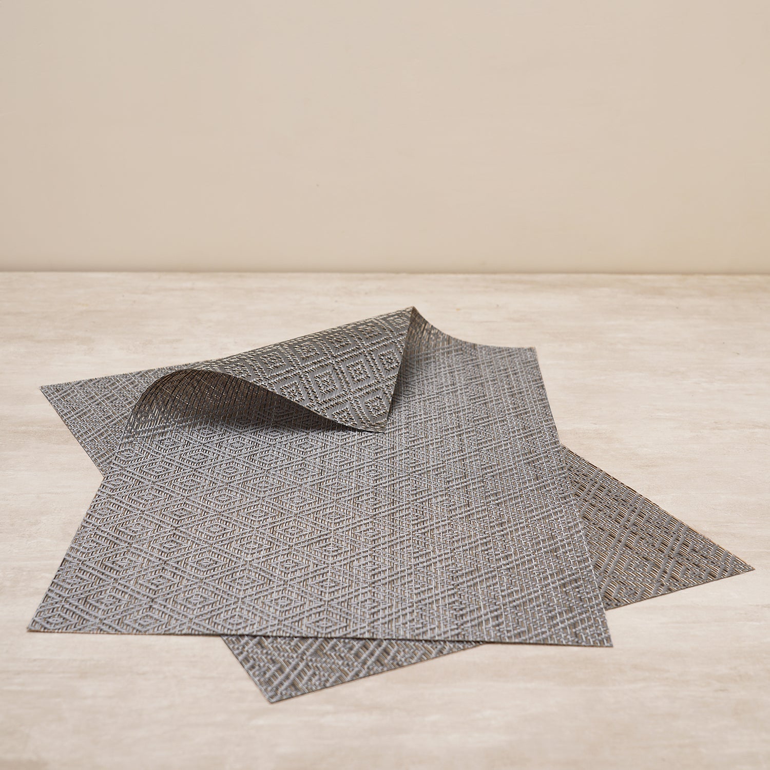Set Of 2 Silver Geometric Design Woven Pvc Placemats