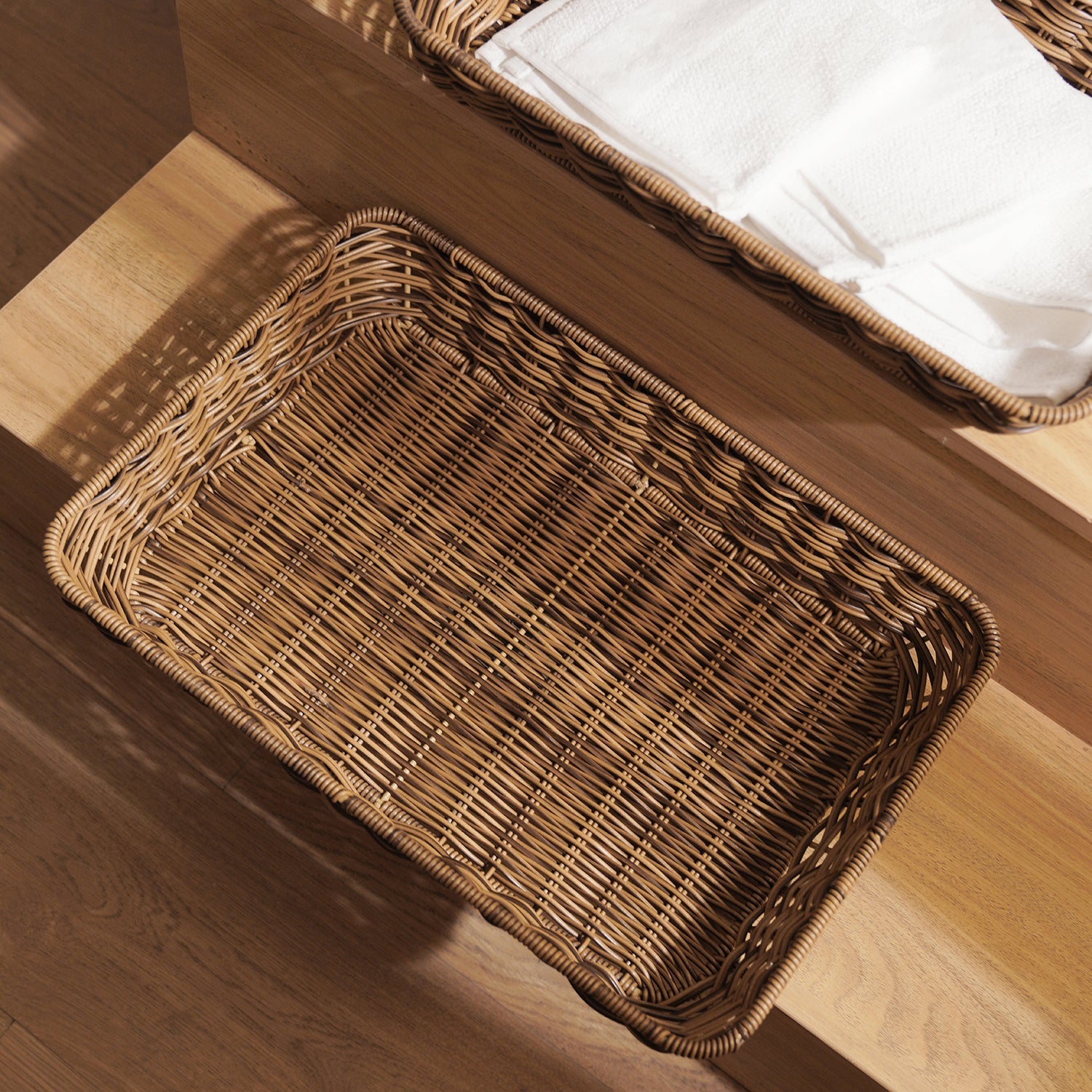 Set of 2 Light Brown Resin Wicker Trays スモール - 25×40×6CM, ラージ - 30×45×7CM