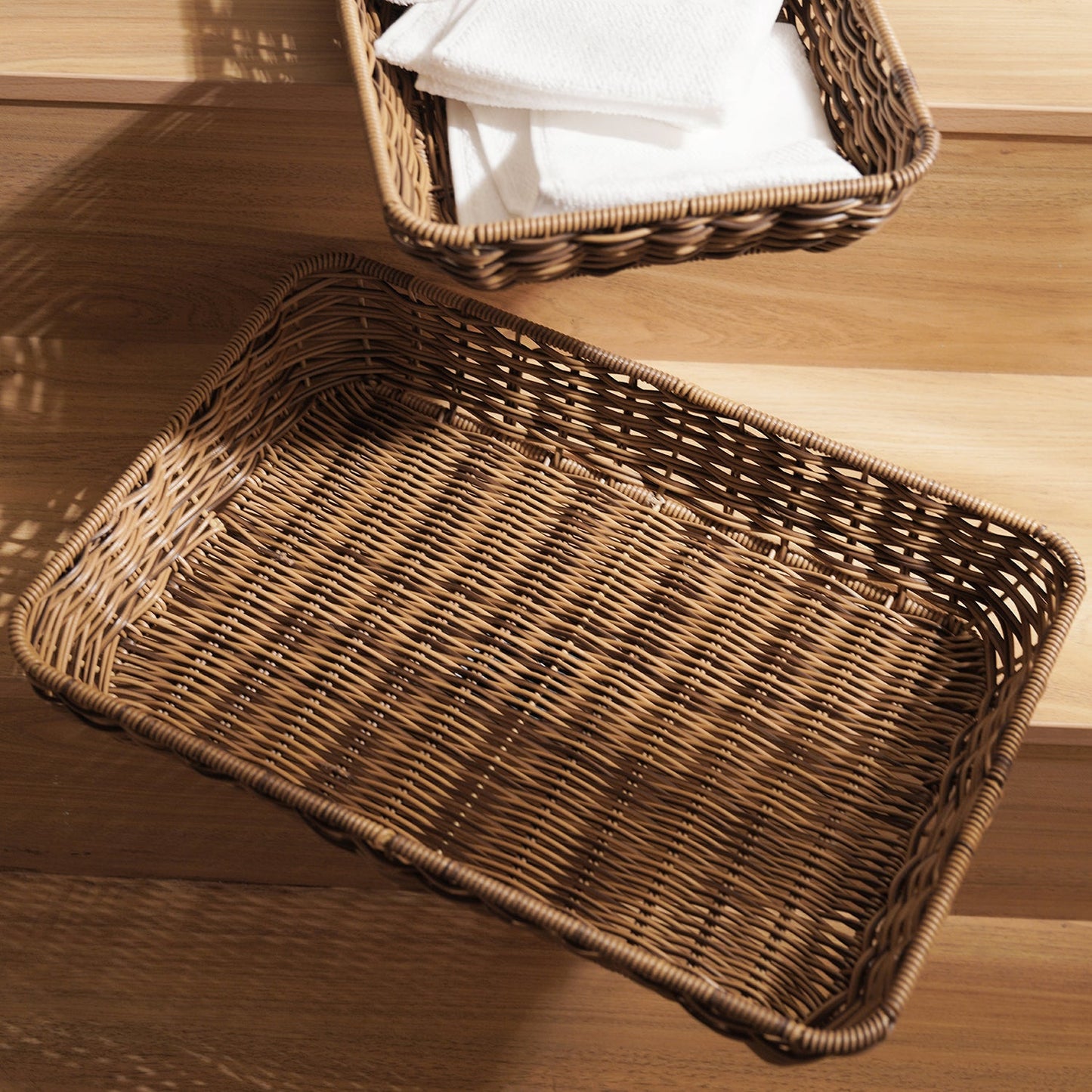 Set of 2 Light Brown Resin Wicker Trays スモール - 25×40×6CM, ラージ - 30×45×7CM