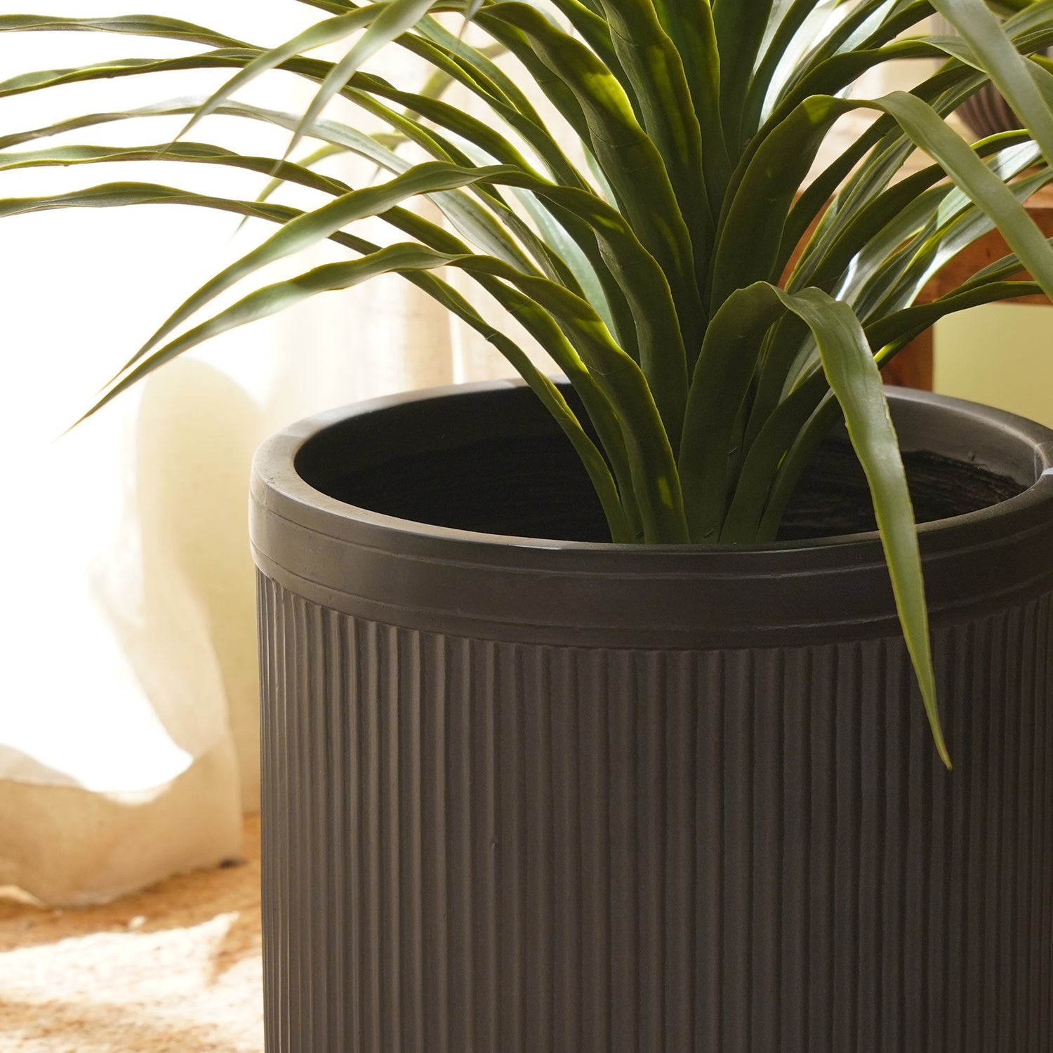 Black Polyfibre Ribbed Pot - Large