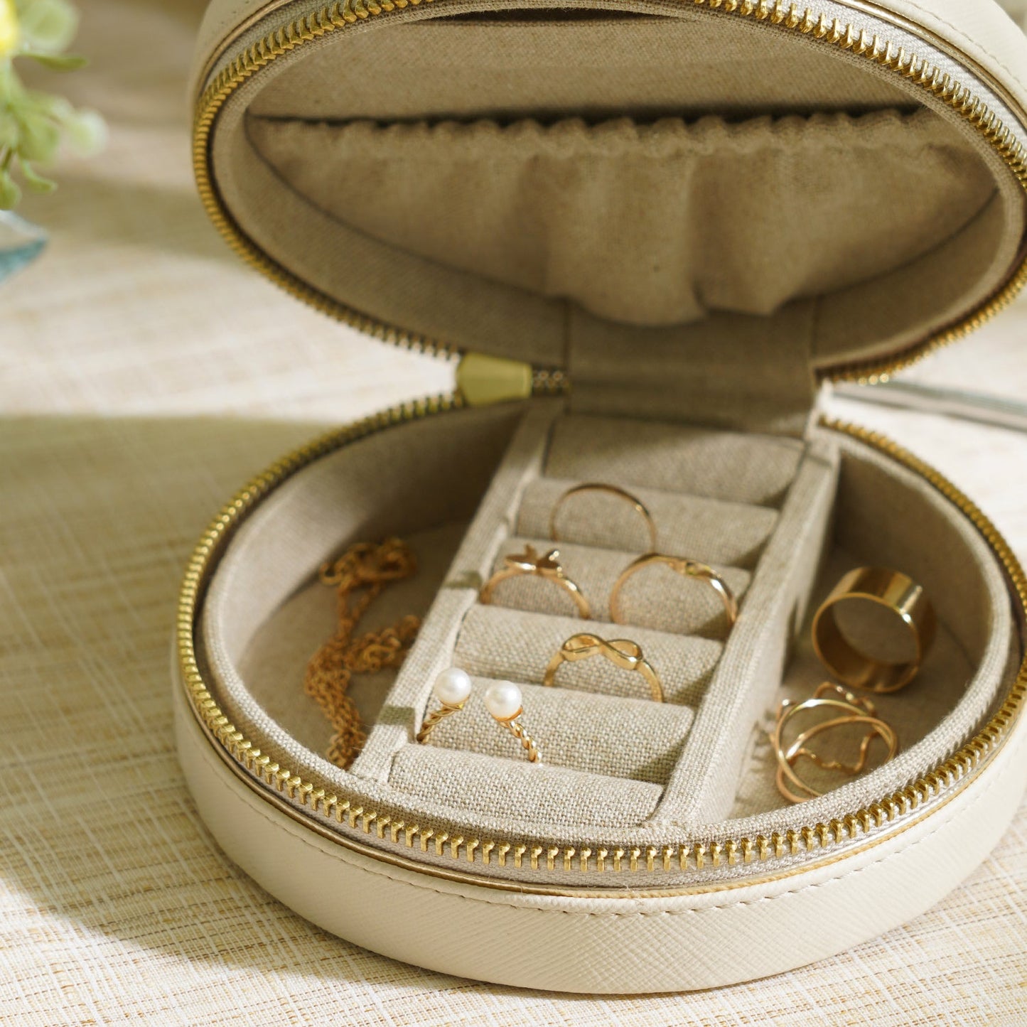 Cream Round Faux Leather Travel Jewellery Box