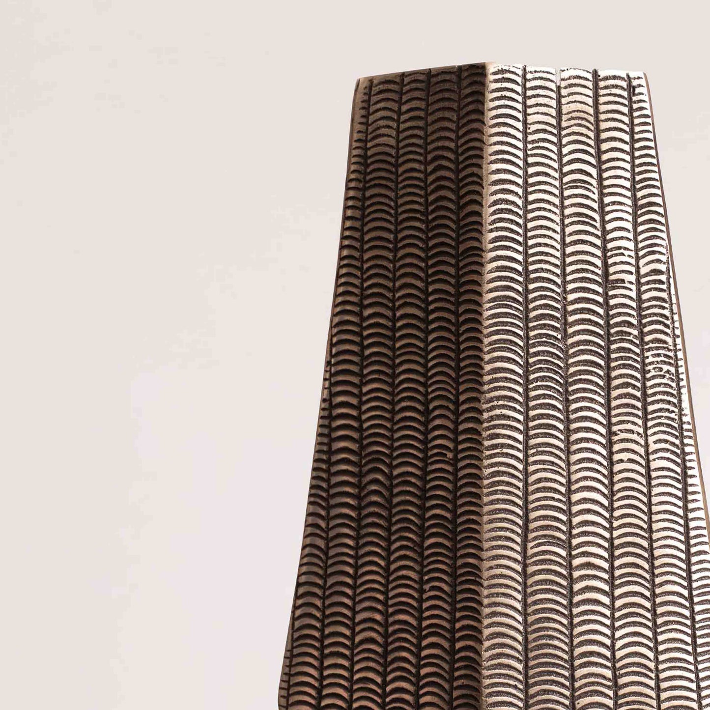 NAKSH TEXTURED VASE 23.2(長さ) x 11(幅) x 50.6(高さ)