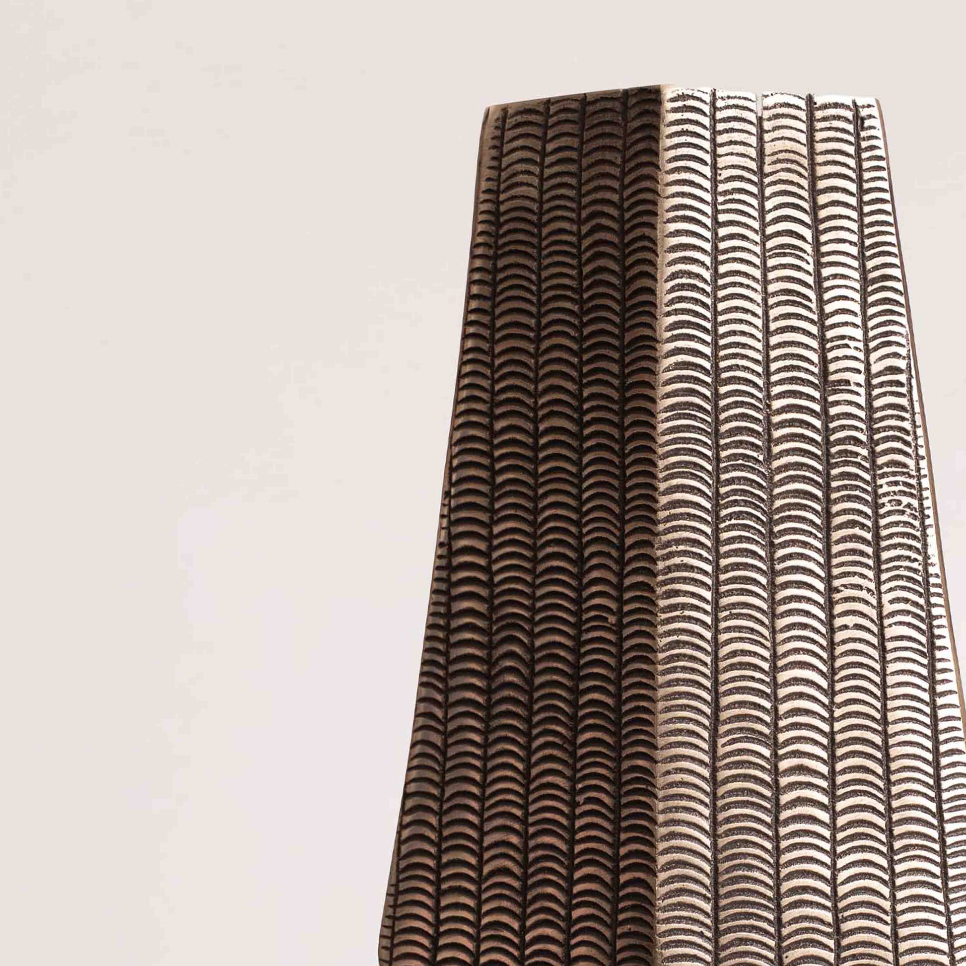 NAKSH TEXTURED VASE 23.2(長さ) x 11(幅) x 50.6(高さ)
