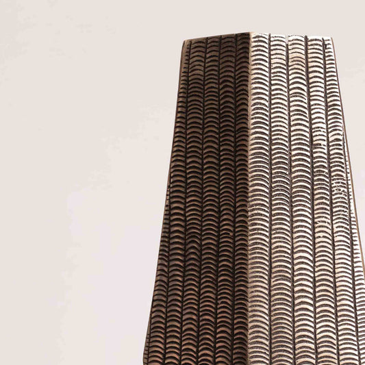 NAKSH TEXTURED VASE 23.2(長さ) x 11(幅) x 50.6(高さ)
