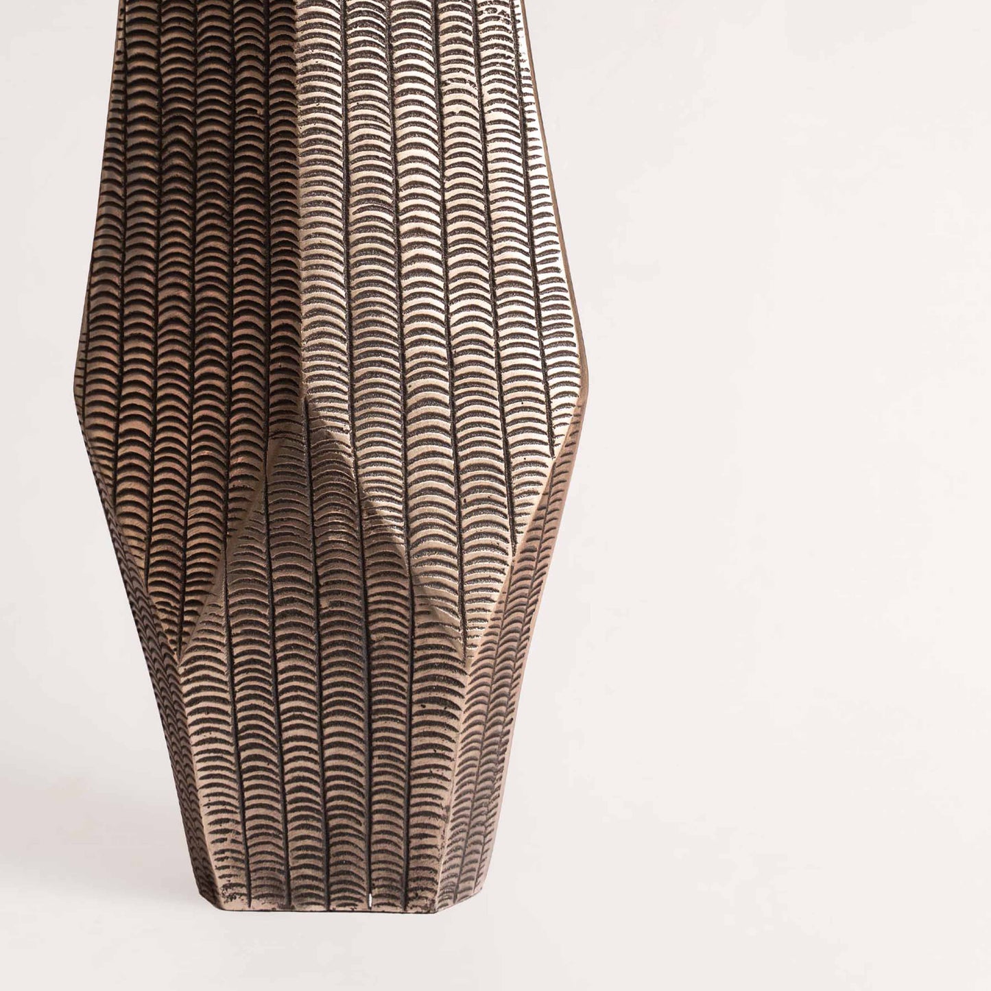 NAKSH TEXTURED VASE 23.2(長さ) x 11(幅) x 50.6(高さ)