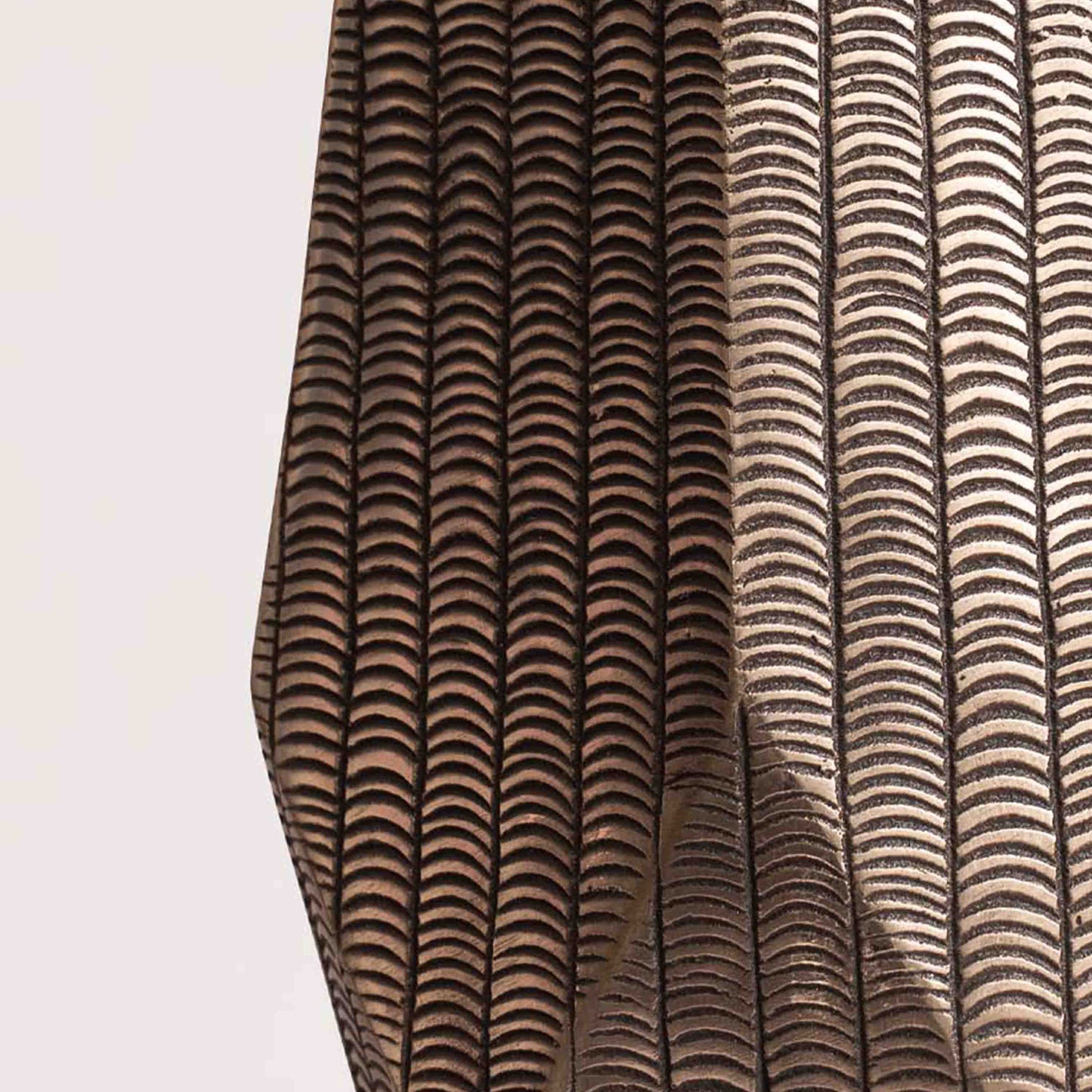 NAKSH TEXTURED VASE 23.2(長さ) x 11(幅) x 50.6(高さ)