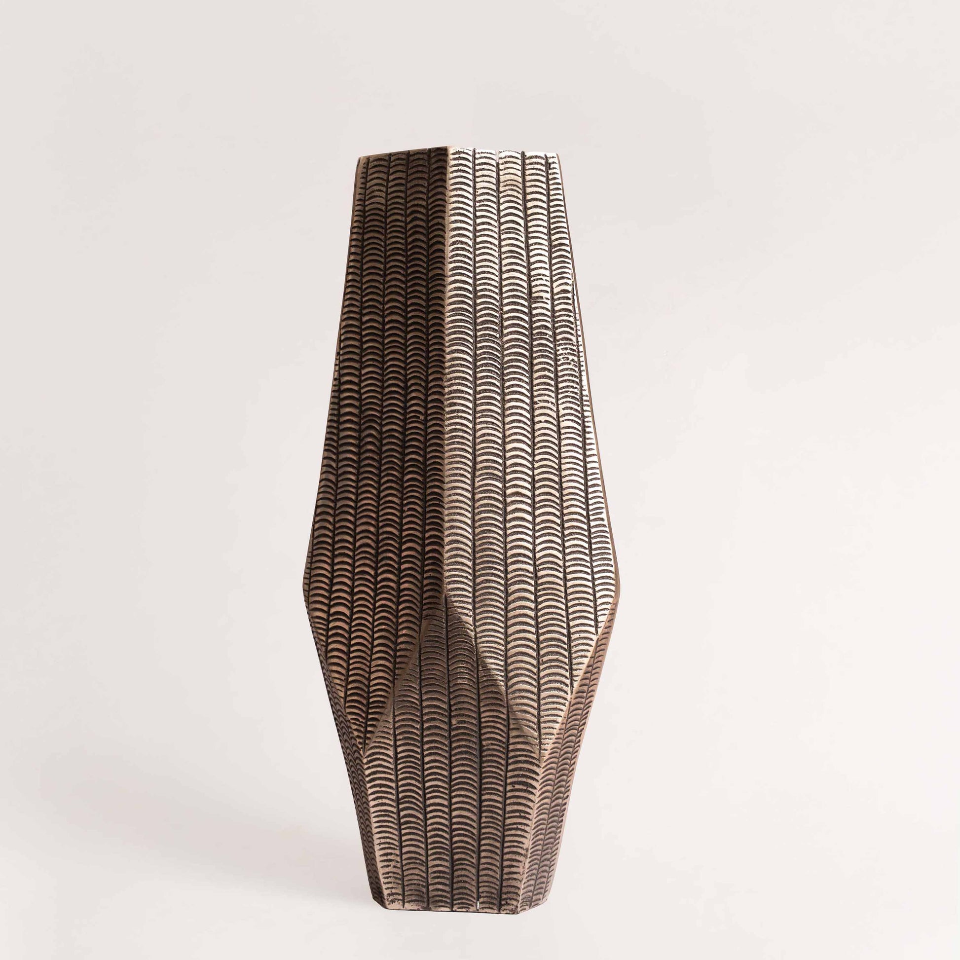 NAKSH TEXTURED VASE 23.2(長さ) x 11(幅) x 50.6(高さ)