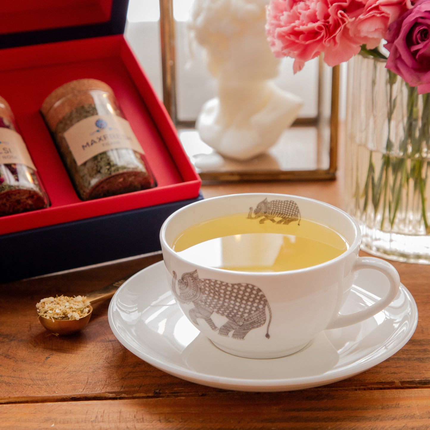 Tea Time Treasure – Wellness Infusions (3 Caffeine-Free Teas with Brass Strainer & Golden Spoon) 850g