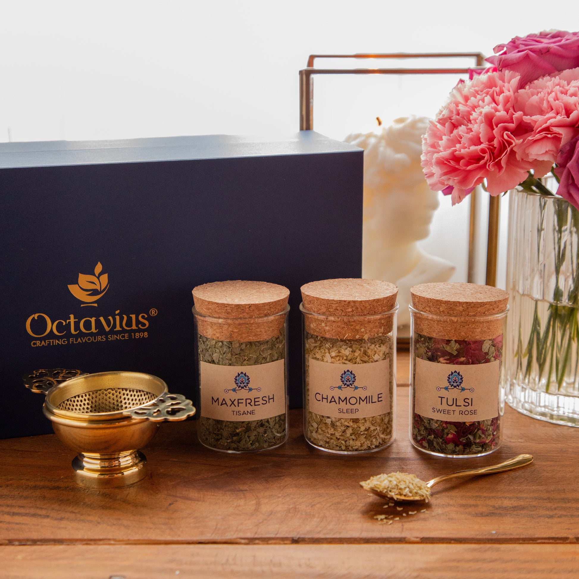 Tea Time Treasure – Wellness Infusions (3 Caffeine-Free Teas with Brass Strainer & Golden Spoon) 850g