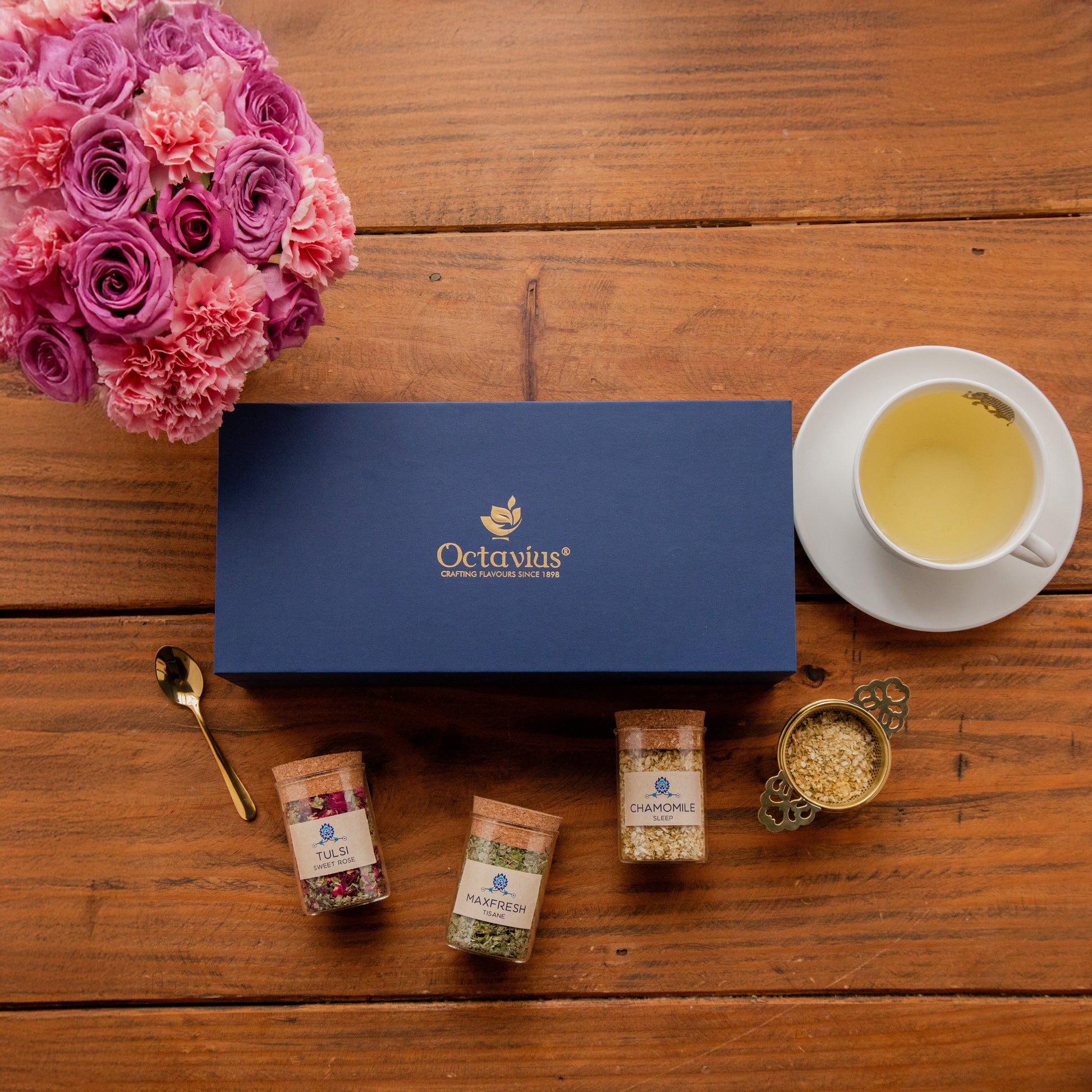 Tea Time Treasure – Wellness Infusions (3 Caffeine-Free Teas with Brass Strainer & Golden Spoon) 850g