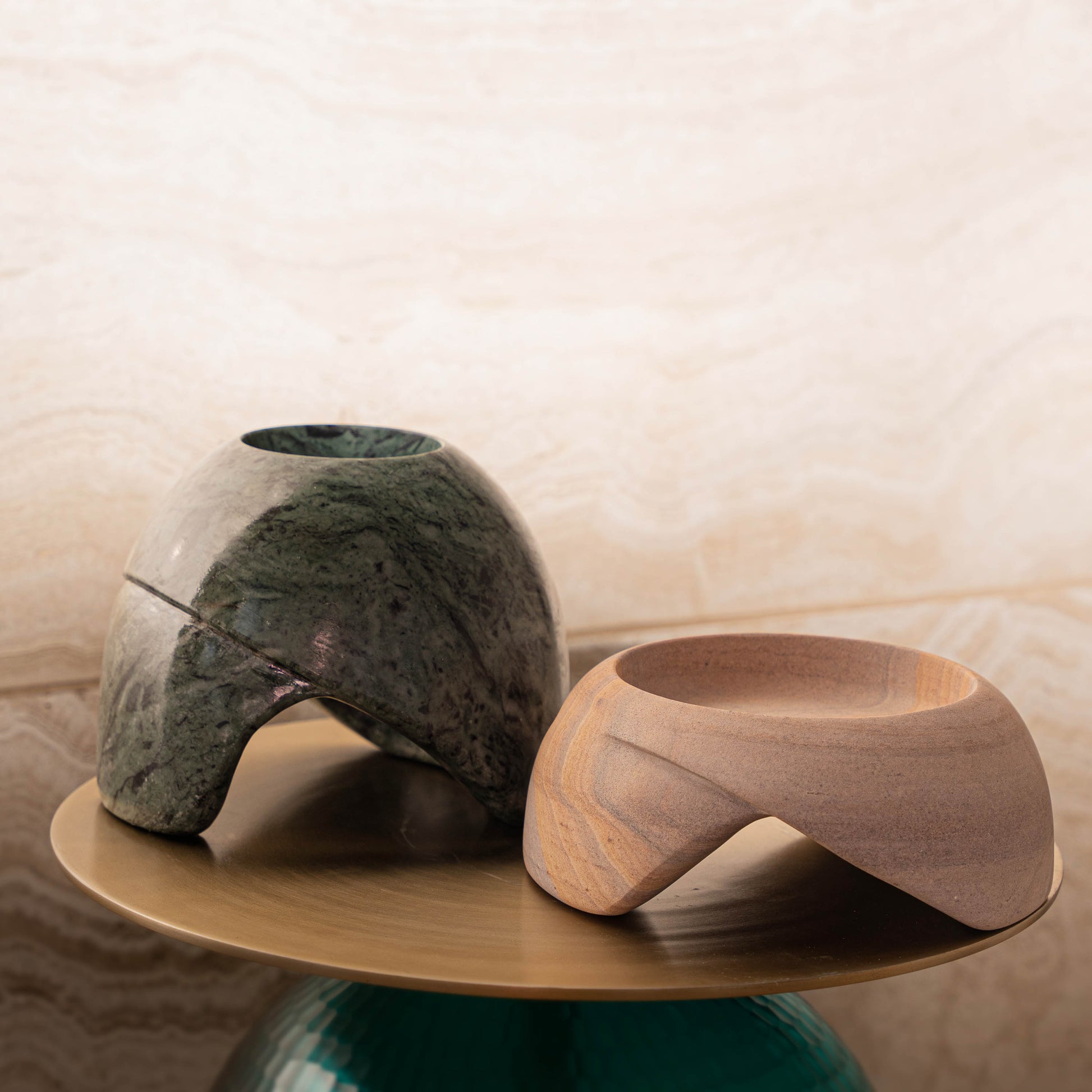 NIRVA OBJECTS 小: 16.5(L) x 22.9(B) x 8.9(H)、大: 22.8(L) x 22.5(B) x 9(H)