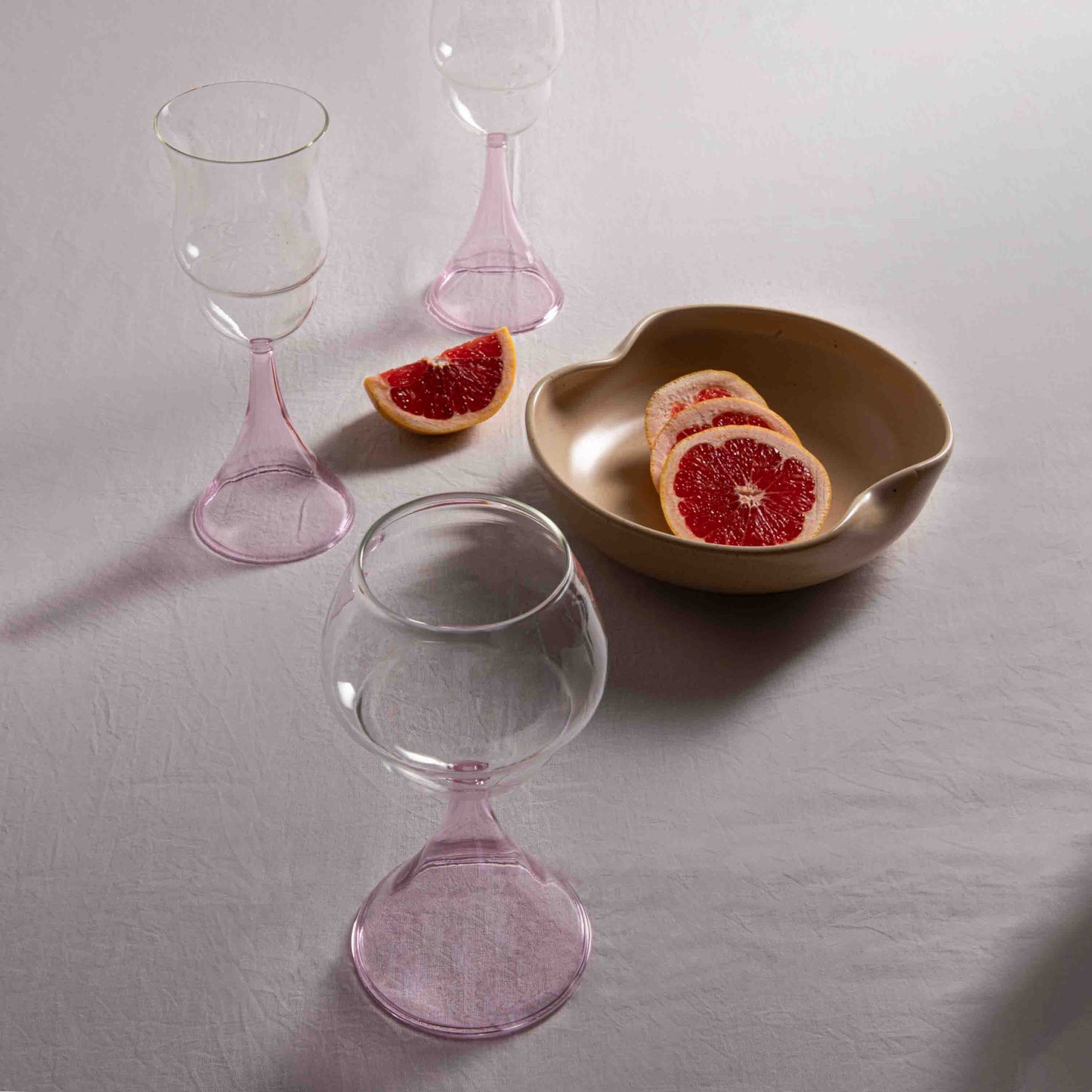 BLUSH WINE GLASSES (SET OF 2) 8.3(L) x 8.3(B) x 21.3(H); 直径: 8.3