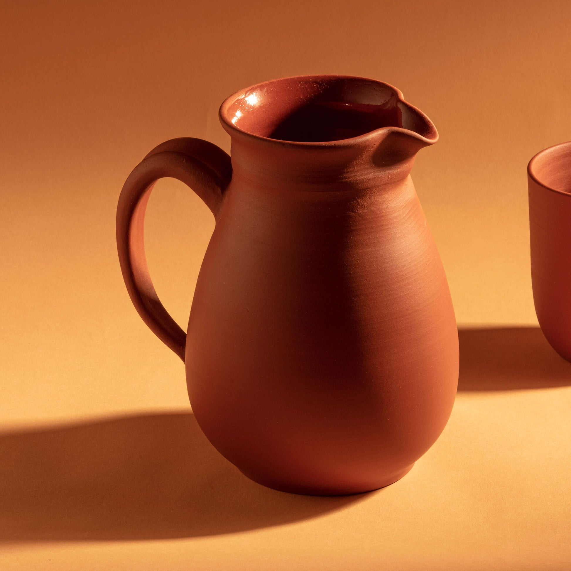 RHUBARB JUG 16(幅) x 12.6(奥行) x 17.4(高さ)／直径: 12.6