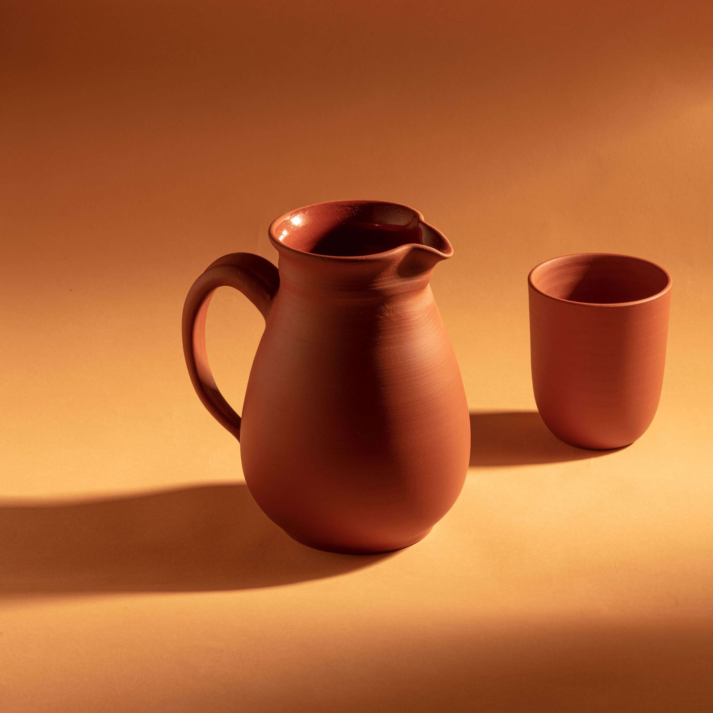 RHUBARB JUG 16(幅) x 12.6(奥行) x 17.4(高さ)／直径: 12.6