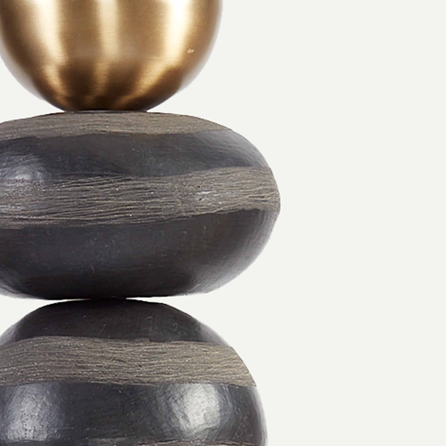 THE GRAIN TOTEM 30.5(長さ) x 30.5(幅) x 115.8(高さ)