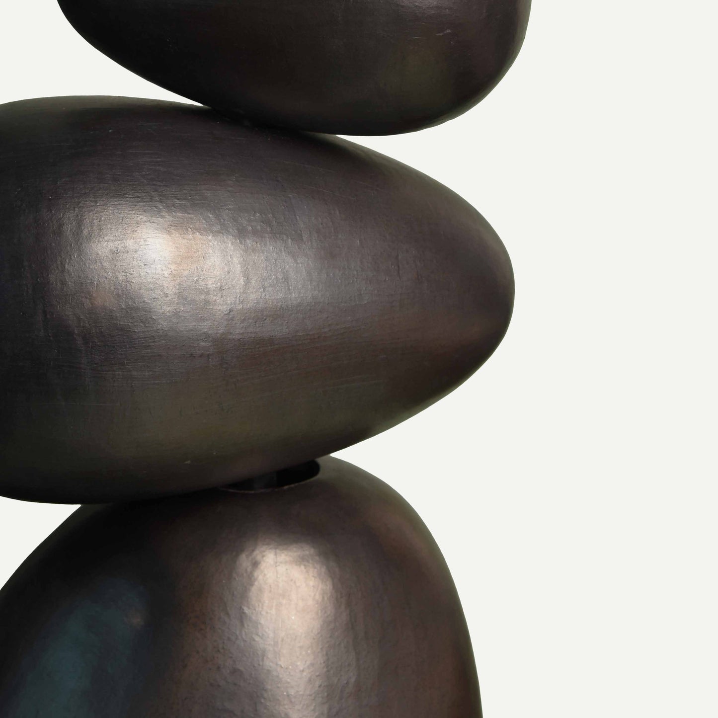 STACKED TOTEM 28(長) x 25(幅) x 105(高)