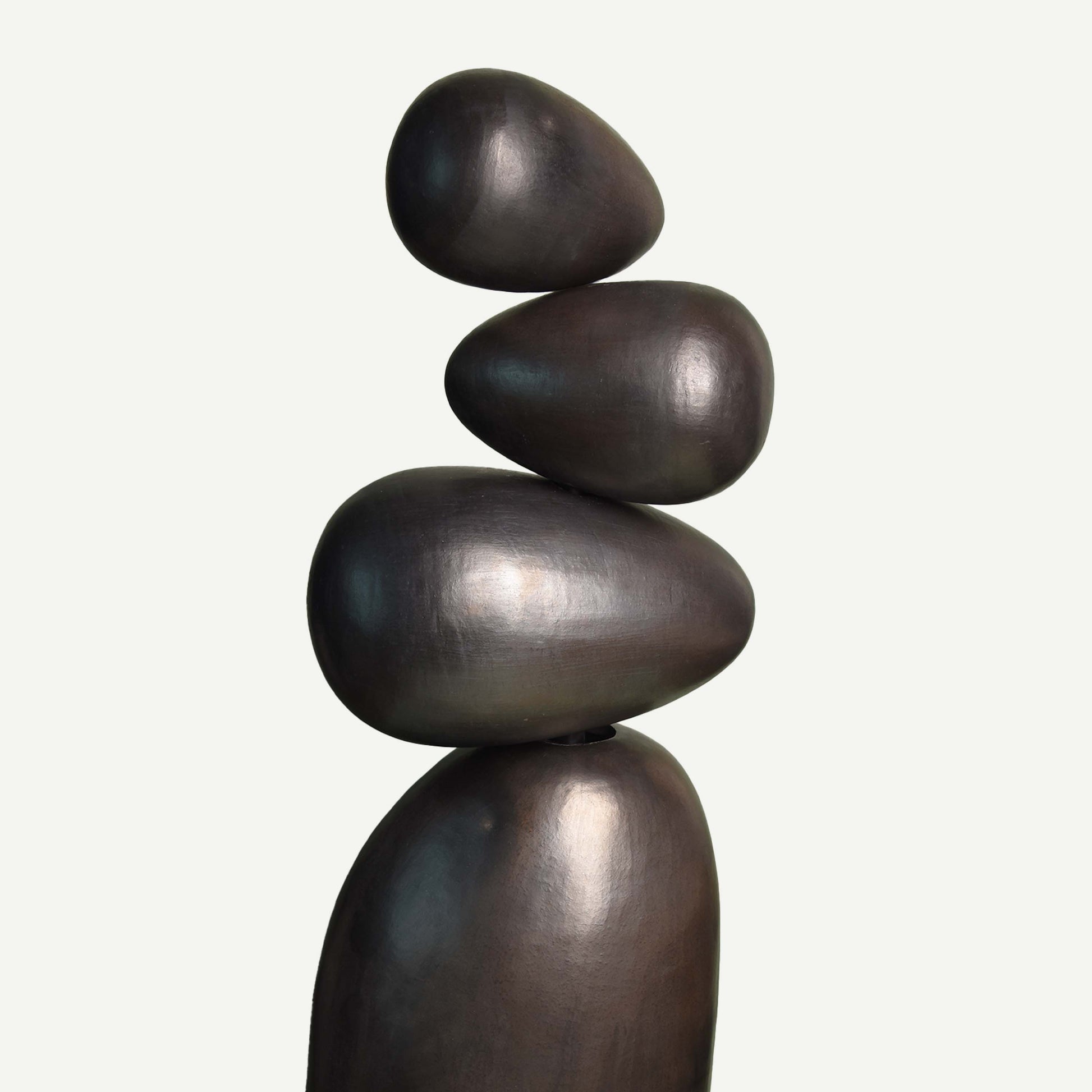 STACKED TOTEM 28(長) x 25(幅) x 105(高)