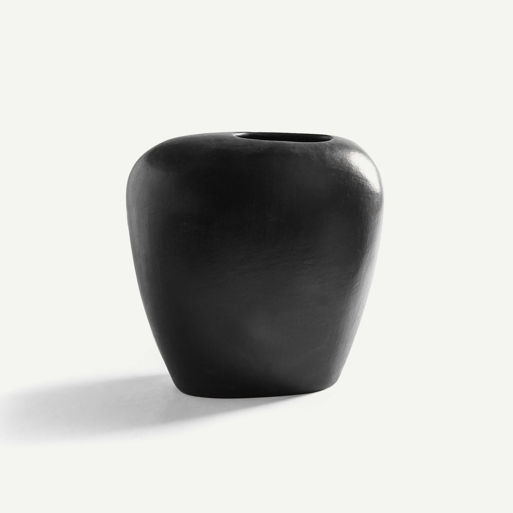 ROTUND VASE 28(L) x 16.5(B) x 26.5(H)