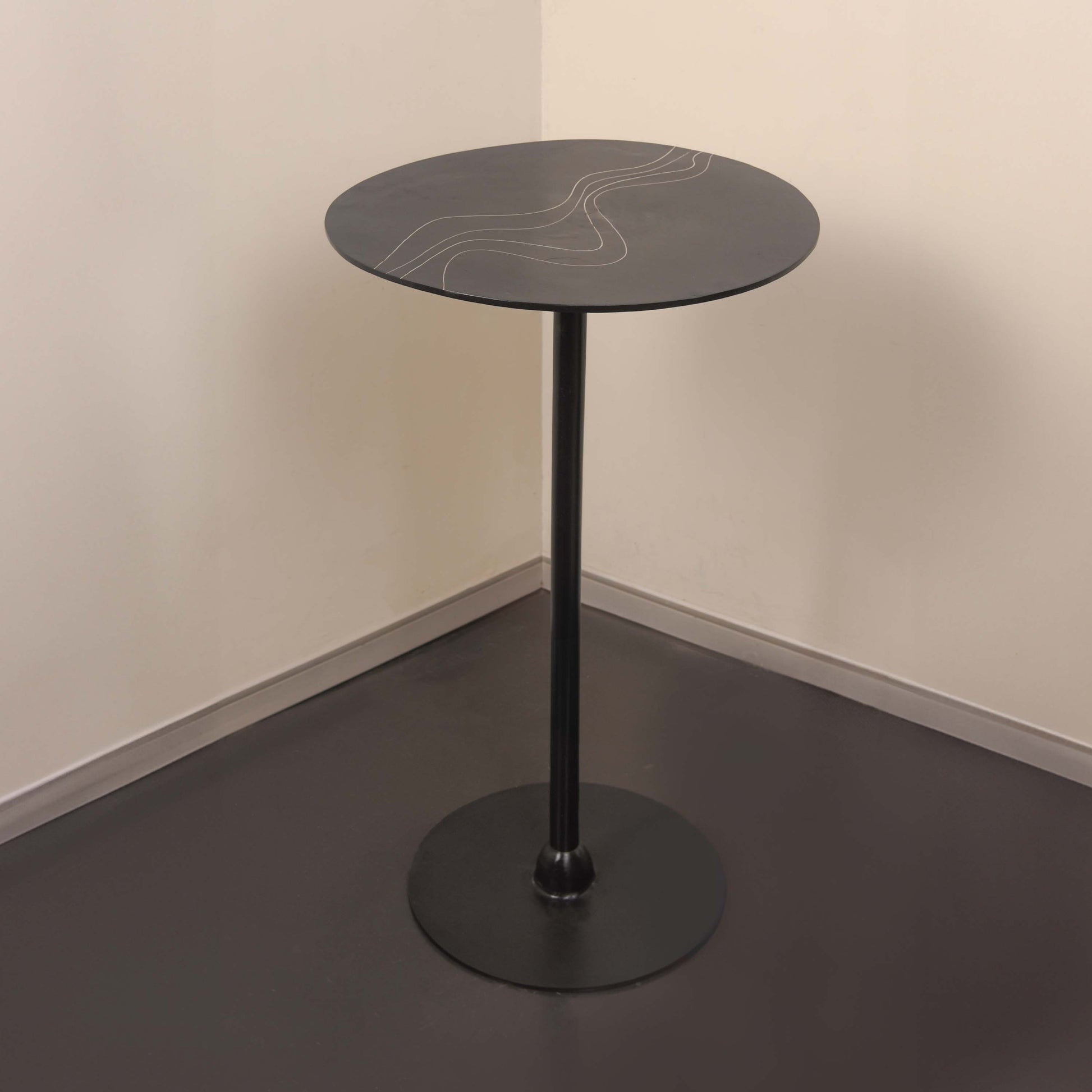 STRIM END TABLE 40.5(L) x 40.5(B) x 64.5(H)