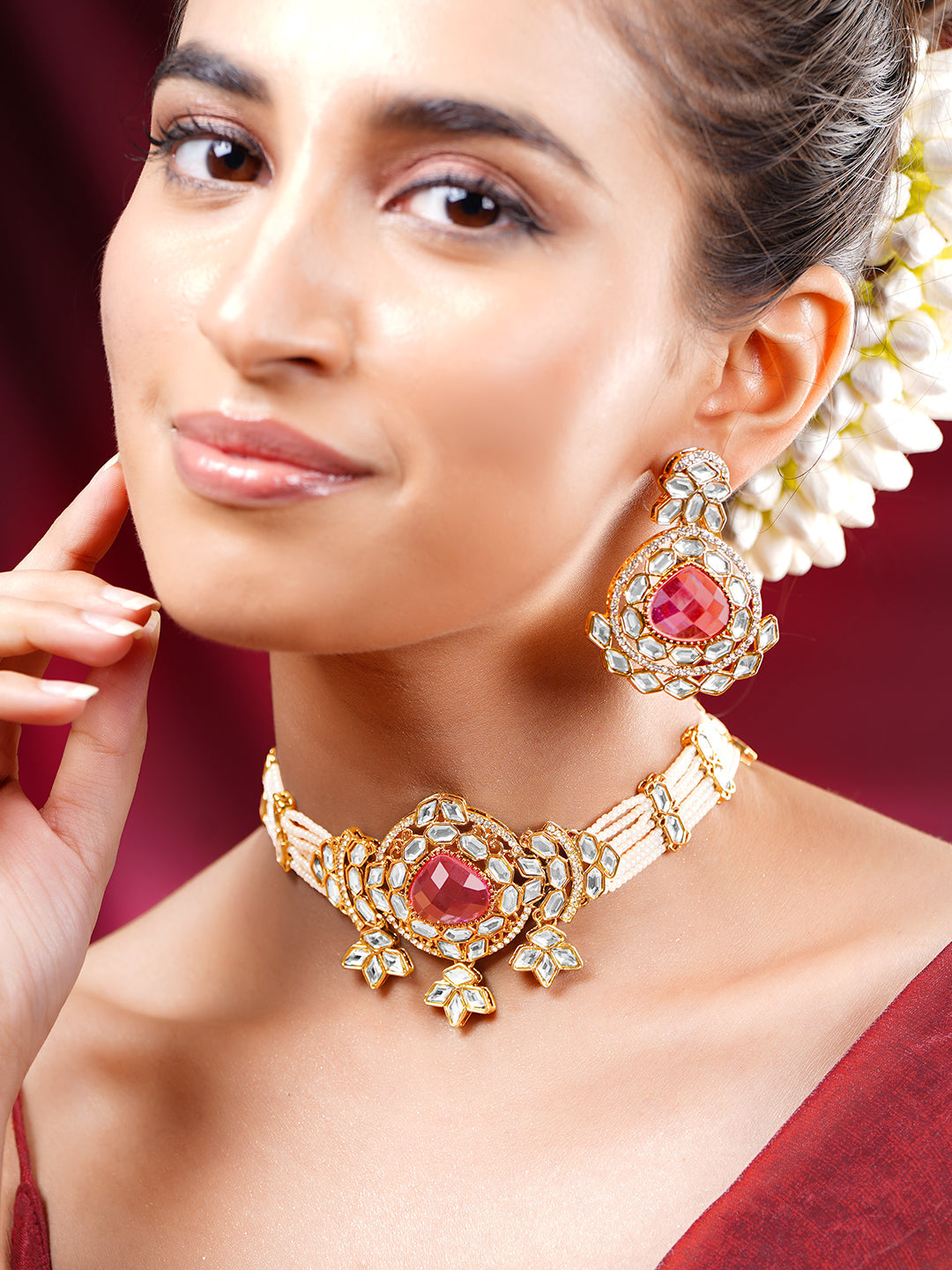 【Rubans】 Gold Plated Pearl Beaded Ruby Red Kundan Choker Set With Maang Tikka｜ゴールドメッキ パールビーズ ルビーレッド クンダン チョーカーセット
