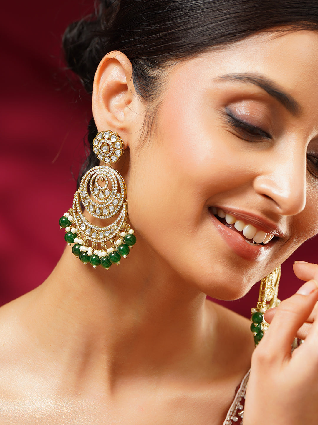 【Rubans】 Gold Plated Green Beaded Kundan Chandbali With Pearl Detailing Earrings｜ゴールドメッキ グリーンビーズ クンダン シャンドバリ イヤリング（パール付き）