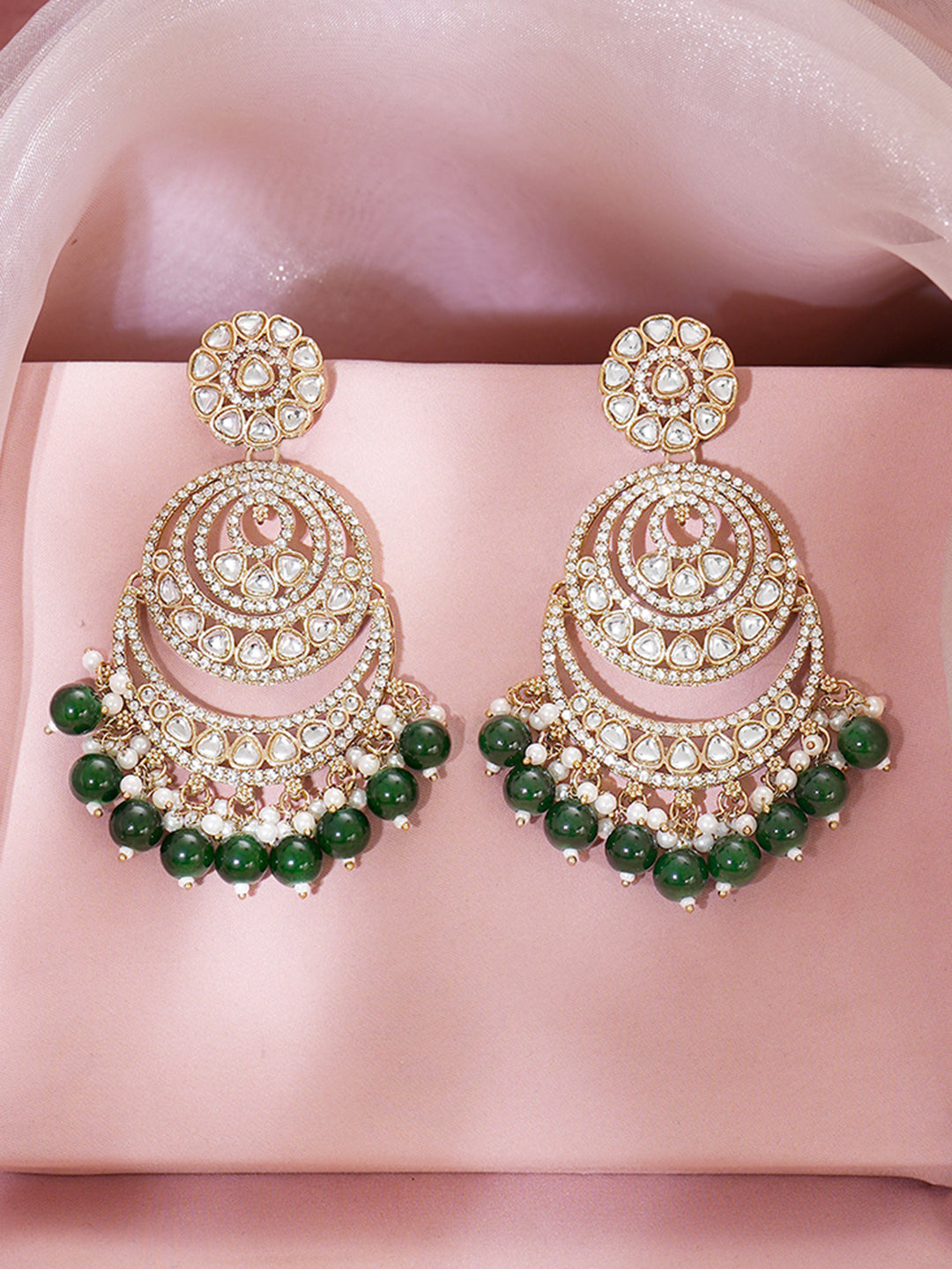 【Rubans】 Gold Plated Green Beaded Kundan Chandbali With Pearl Detailing Earrings｜ゴールドメッキ グリーンビーズ クンダン シャンドバリ イヤリング（パール付き）