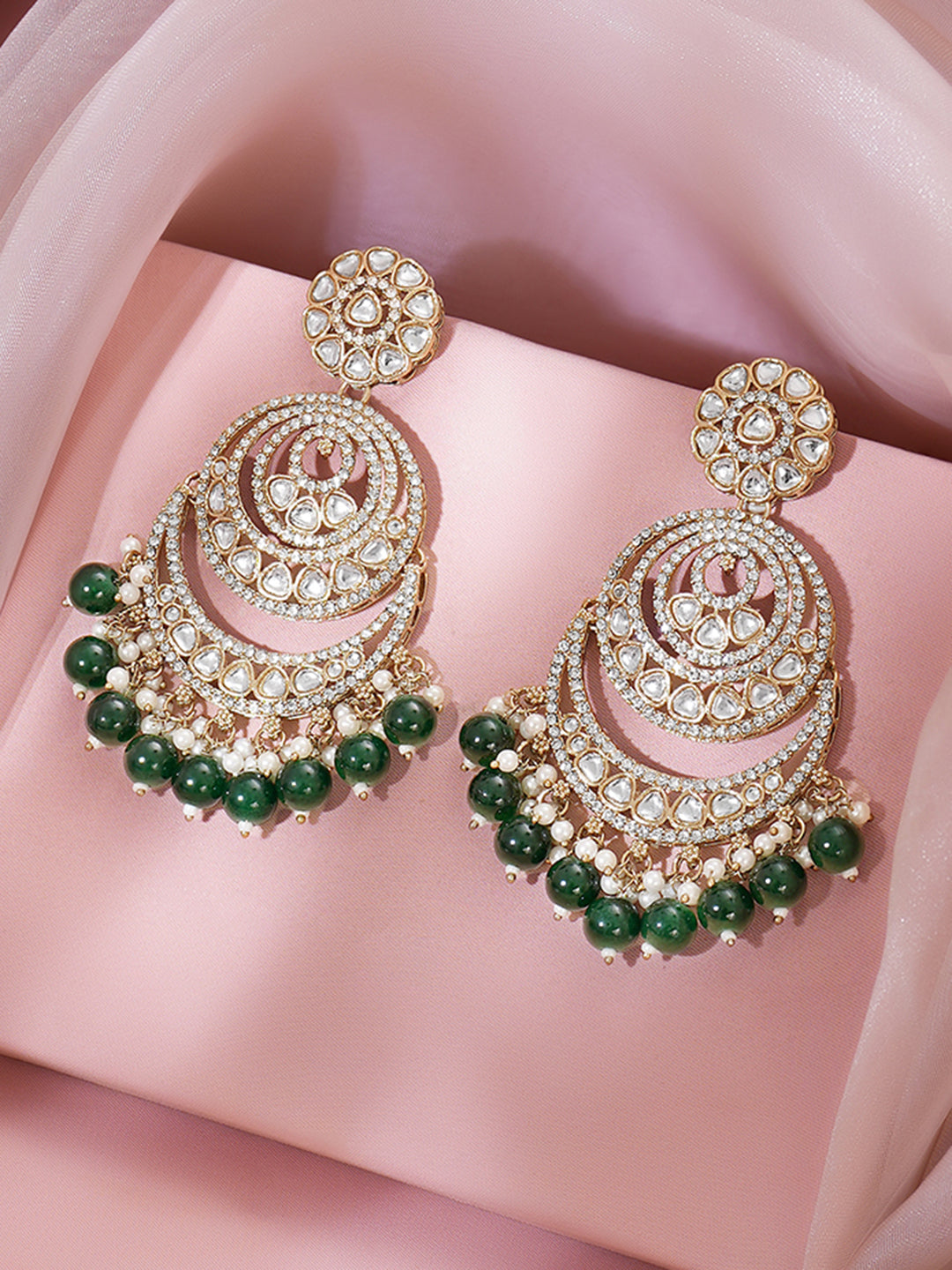 【Rubans】 Gold Plated Green Beaded Kundan Chandbali With Pearl Detailing Earrings｜ゴールドメッキ グリーンビーズ クンダン シャンドバリ イヤリング（パール付き）