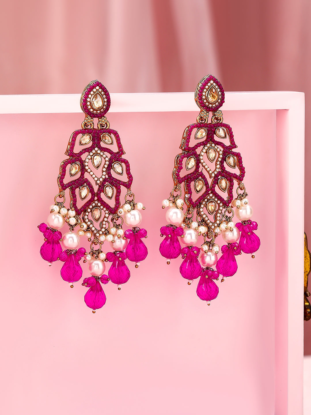 Lustrous Dark Pink Danglers フリーサイズ