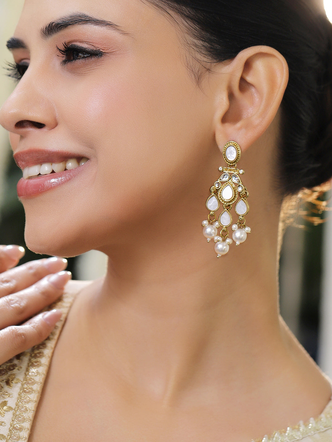 Luxe Shine White Stone Danglers フリーサイズ