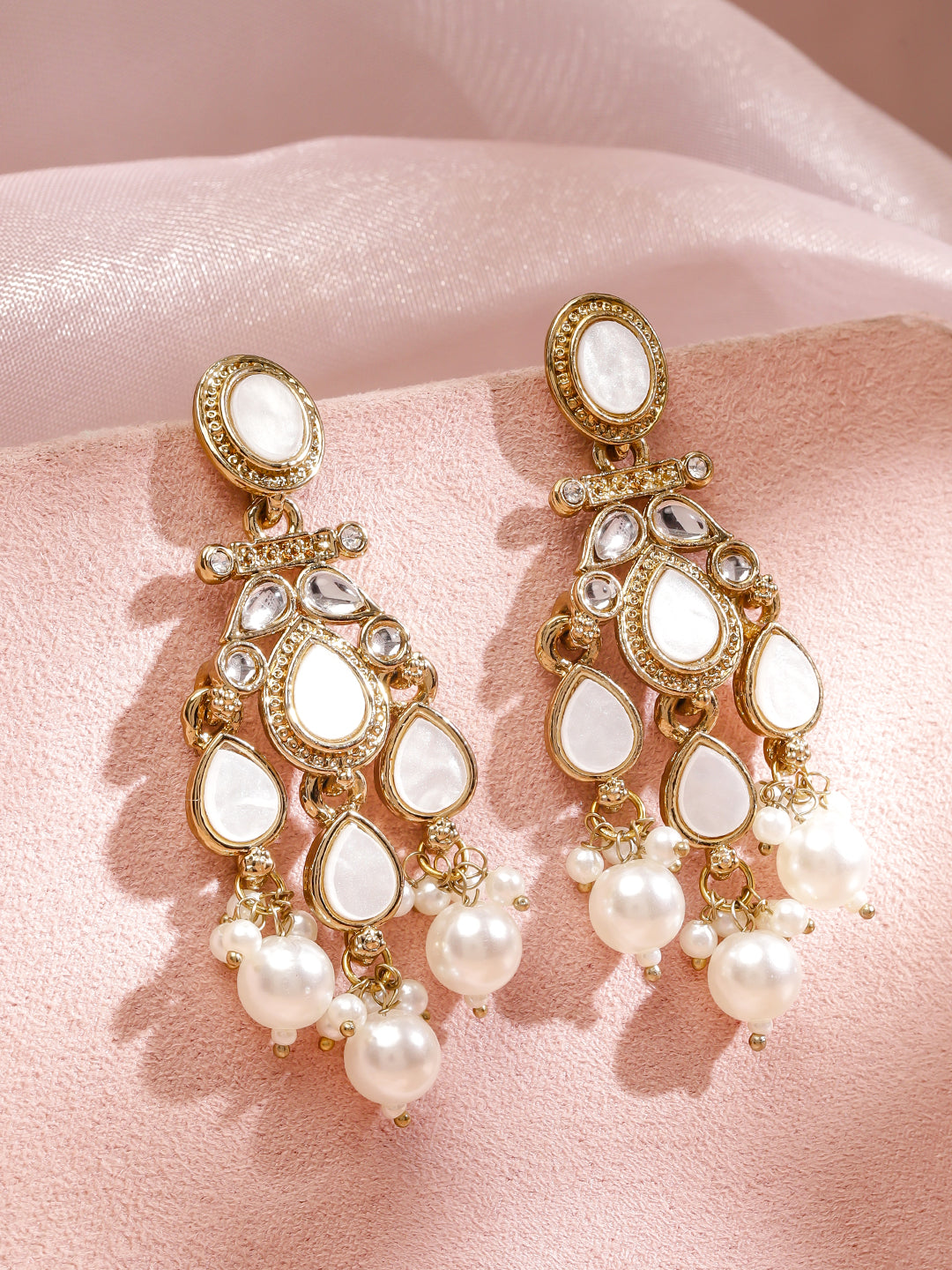 Luxe Shine White Stone Danglers フリーサイズ