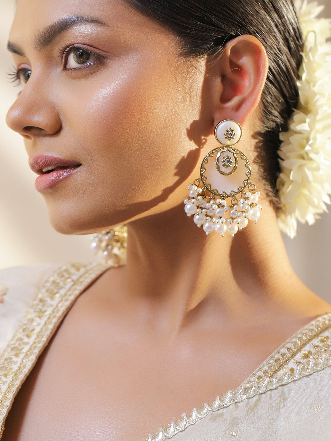 Pure Glow White Dangler Earrings フリーサイズ