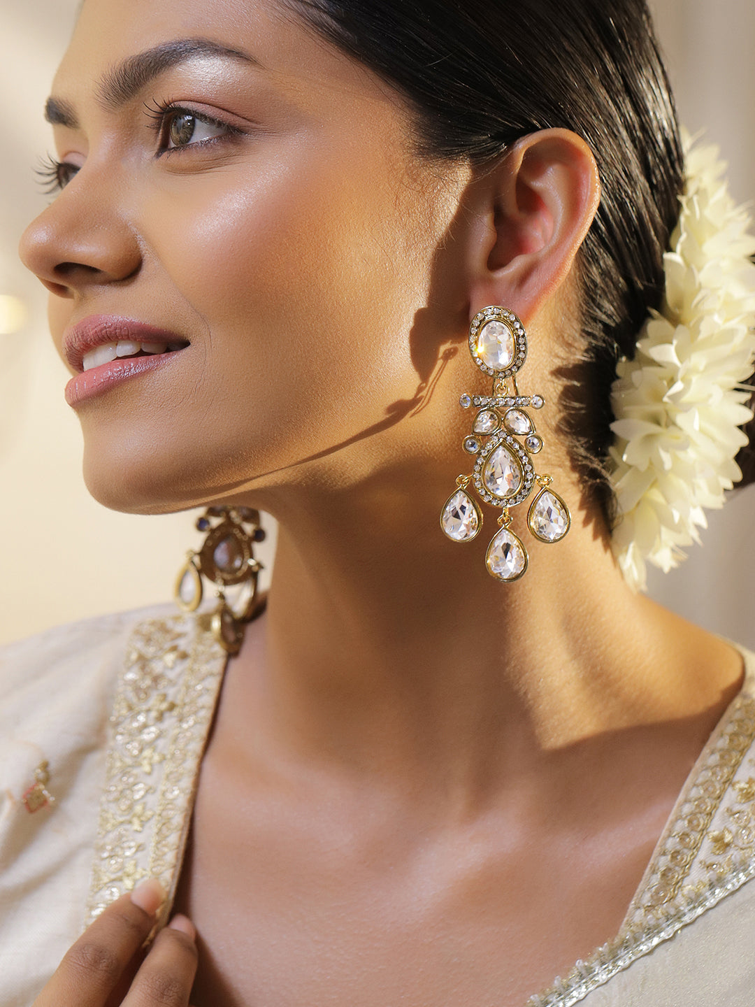 White Studded Gold Toned Danglers Earrings フリーサイズ