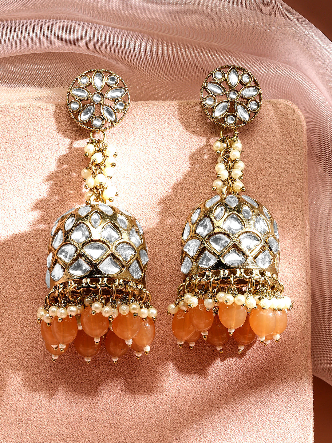 【Rubans】 Handcrafted 22K Gold Plated Kundan Studded Dome Jhumka Earrings with Peach & Pearl Beads｜22K ゴールドメッキ クンダン ドーム ジュムカイヤリング ピーチ＆パールビーズ