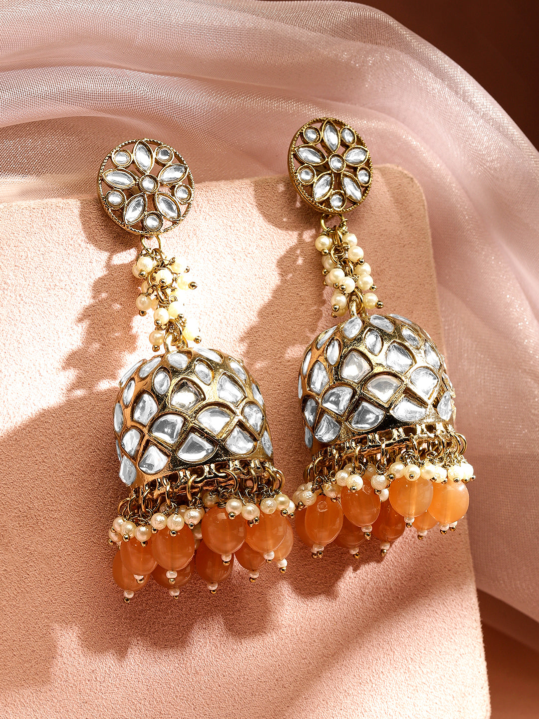 【Rubans】 Handcrafted 22K Gold Plated Kundan Studded Dome Jhumka Earrings with Peach & Pearl Beads｜22K ゴールドメッキ クンダン ドーム ジュムカイヤリング ピーチ＆パールビーズ