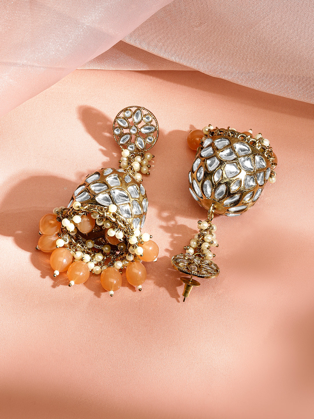 【Rubans】 Handcrafted 22K Gold Plated Kundan Studded Dome Jhumka Earrings with Peach & Pearl Beads｜22K ゴールドメッキ クンダン ドーム ジュムカイヤリング ピーチ＆パールビーズ