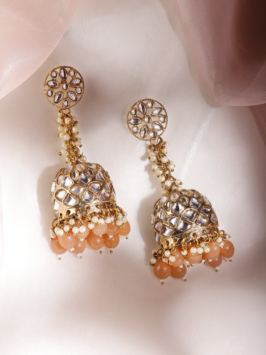 【Rubans】 Handcrafted 22K Gold Plated Kundan Studded Dome Jhumka Earrings with Peach & Pearl Beads｜22K ゴールドメッキ クンダン ドーム ジュムカイヤリング ピーチ＆パールビーズ