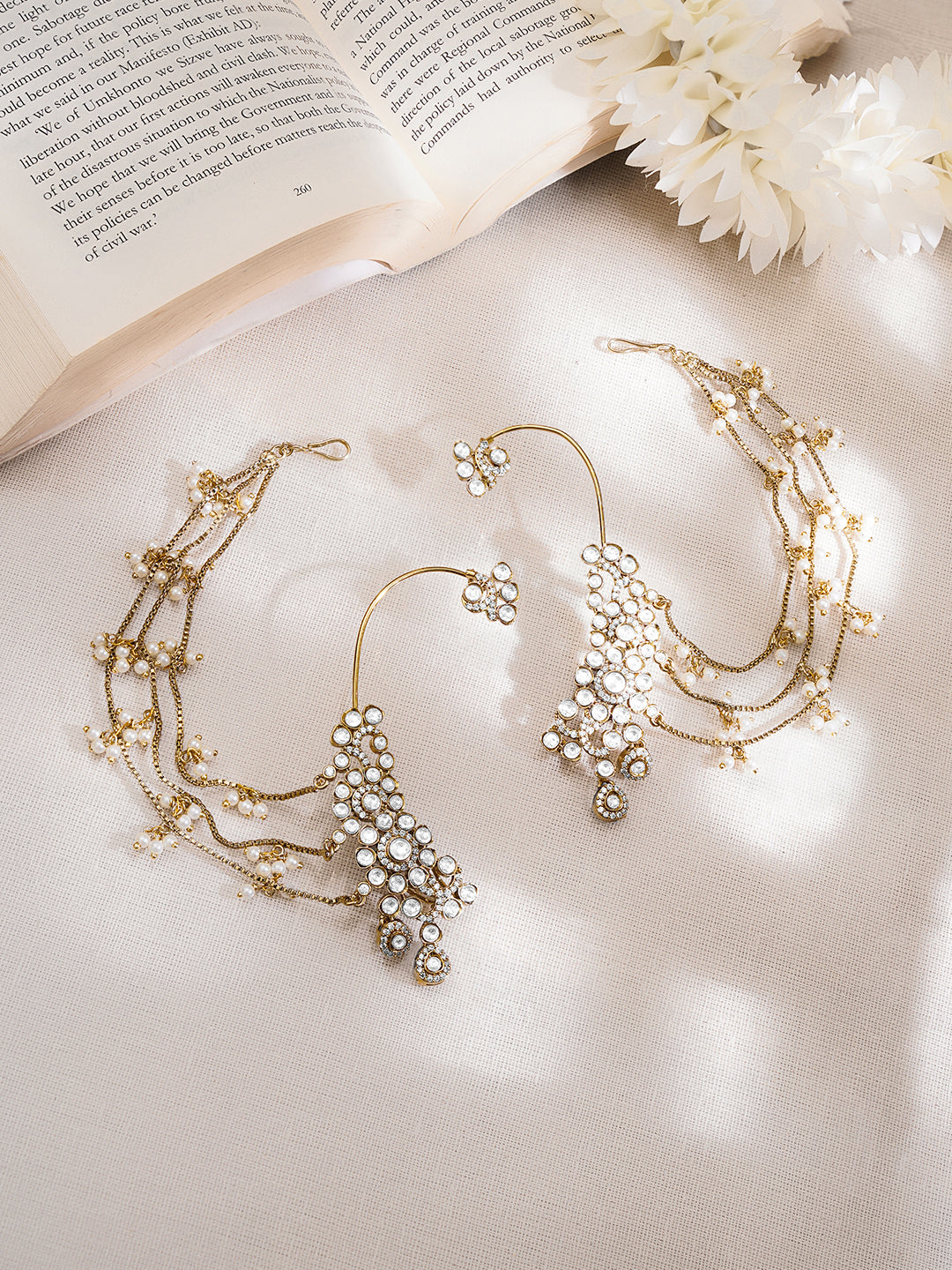 【Rubans】 Gold-Plated White Kundan Pearl Kaan Chain Earrings｜ゴールドメッキ ホワイトクンダン パール カーンチェーン イヤリング
