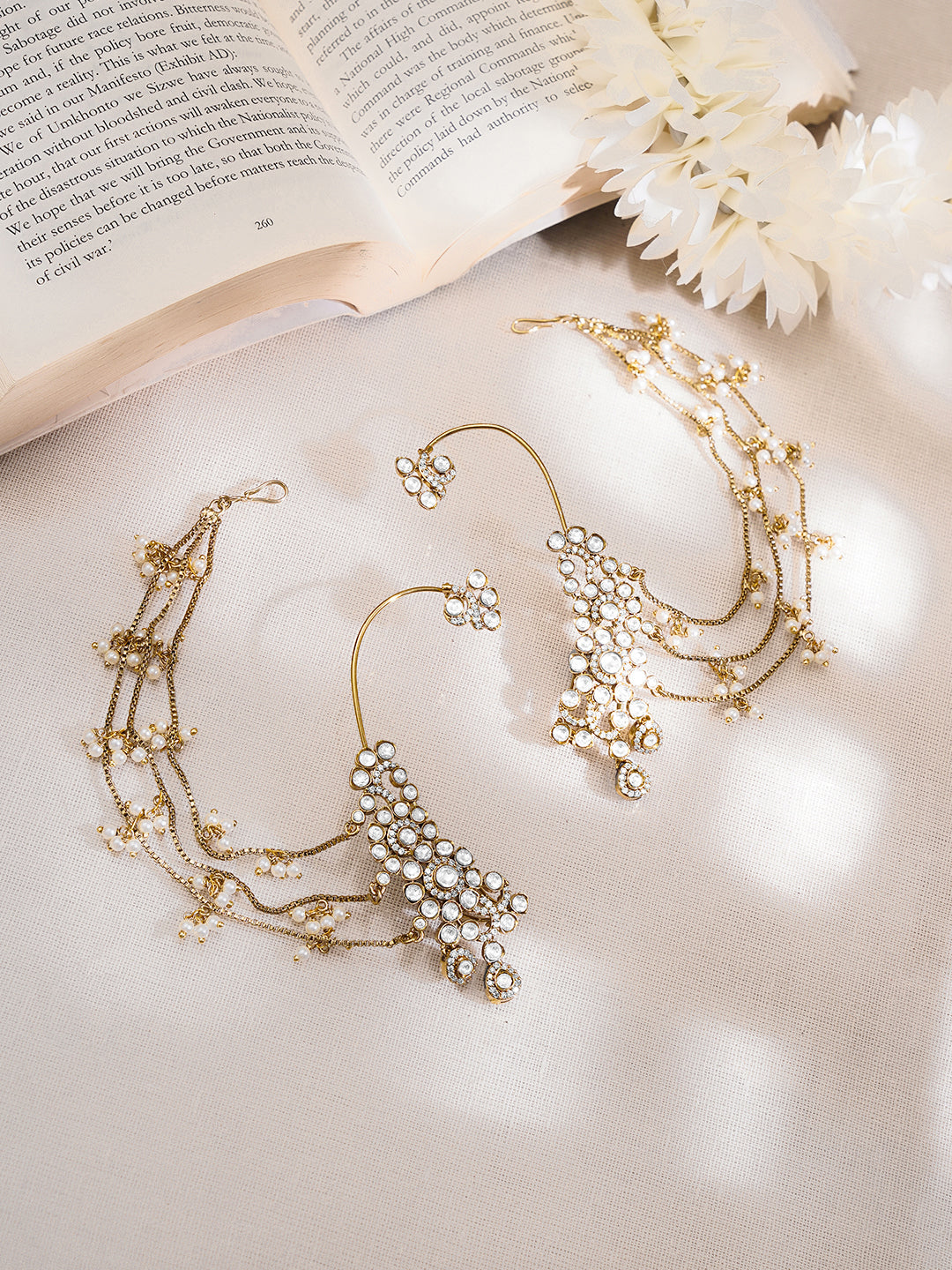 【Rubans】 Gold-Plated White Kundan Pearl Kaan Chain Earrings｜ゴールドメッキ ホワイトクンダン パール カーンチェーン イヤリング